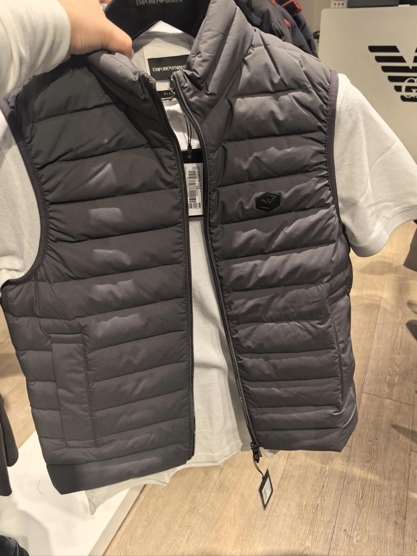 羽绒服-。 EmPorio Arm**男士超轻薄羽绒马甲 轻奢暖冬，叠穿出型格！这款马甲以黑色绗缝设计打