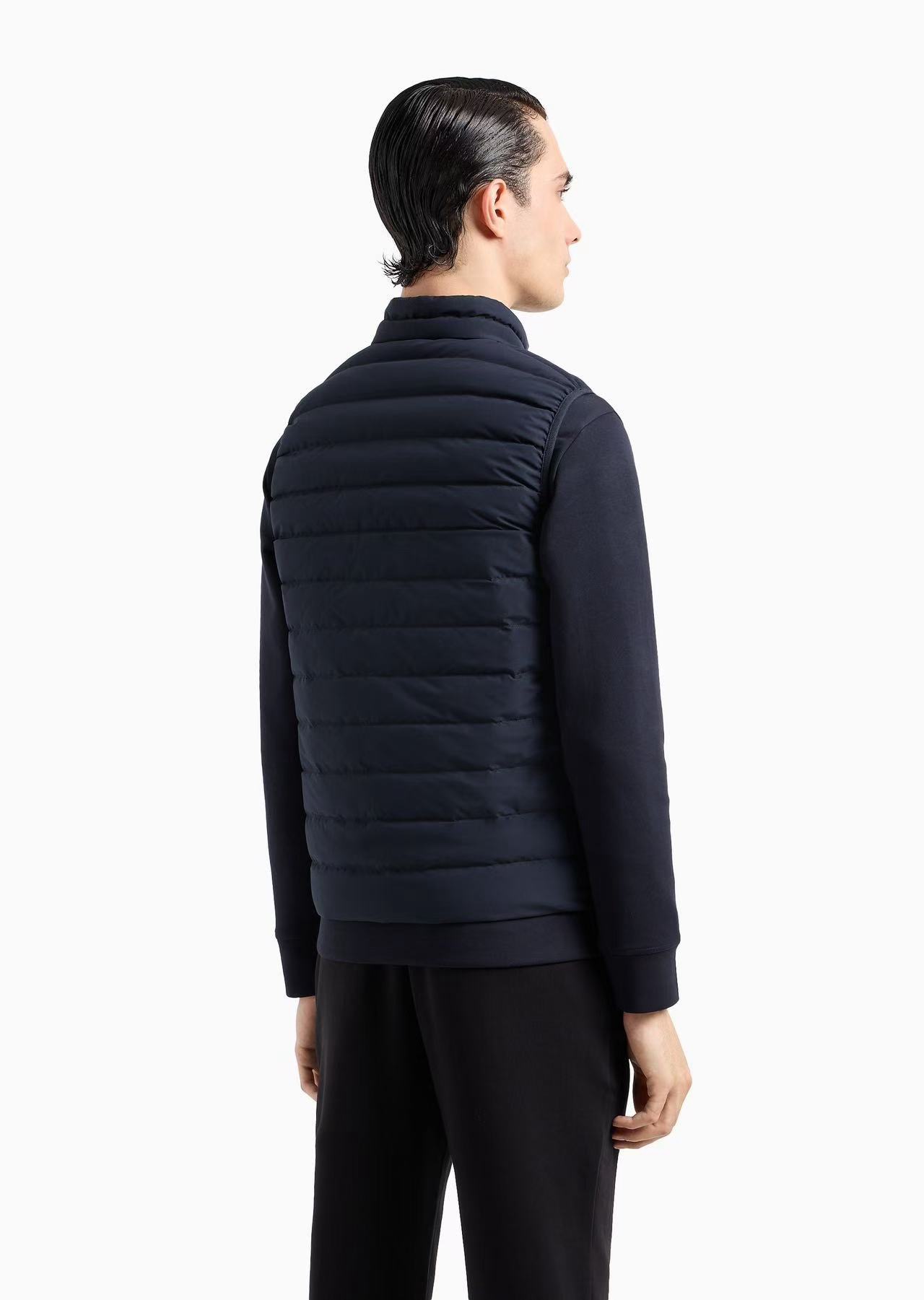 羽绒服-。 EmPorio Arm**男士超轻薄羽绒马甲 轻奢暖冬，叠穿出型格！这款马甲以黑色绗缝设计打