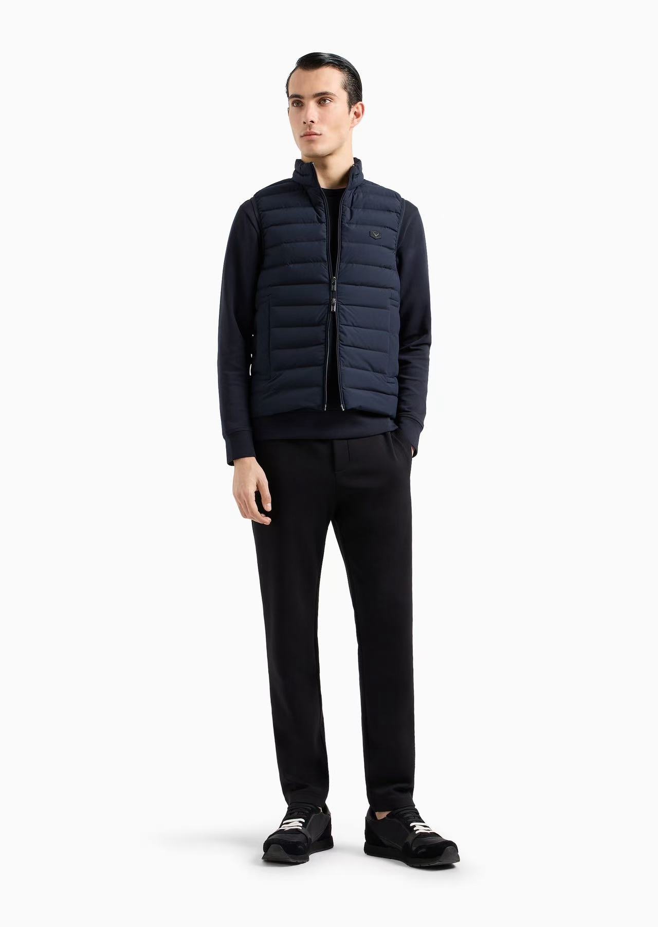 羽绒服-。 EmPorio Arm**男士超轻薄羽绒马甲 轻奢暖冬，叠穿出型格！这款马甲以黑色绗缝设计打