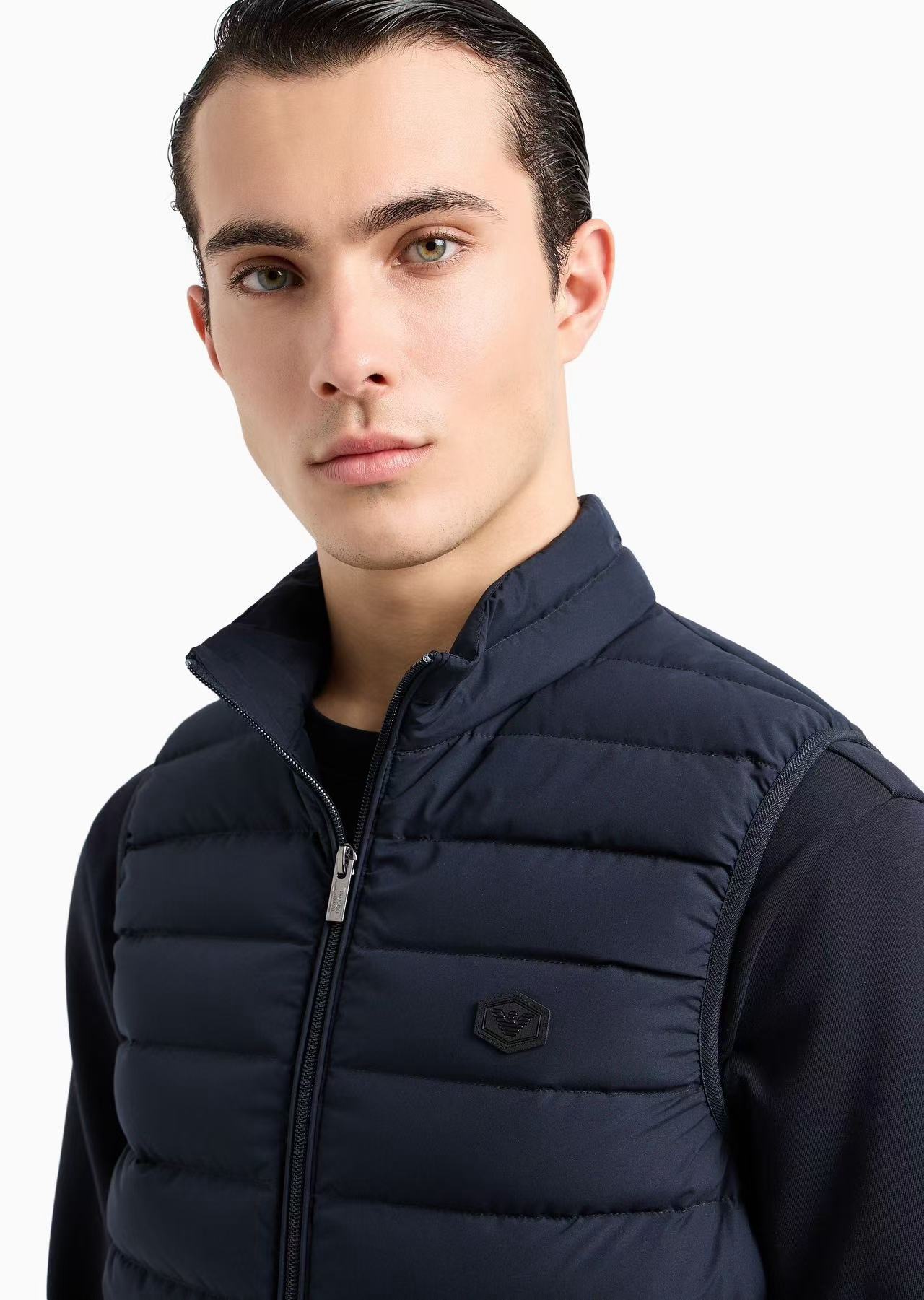 羽绒服-。 EmPorio Arm**男士超轻薄羽绒马甲 轻奢暖冬，叠穿出型格！这款马甲以黑色绗缝设计打