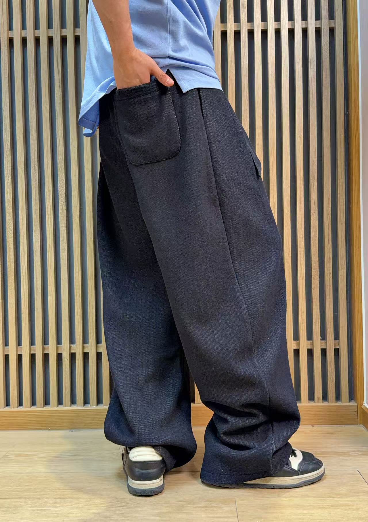 NO:683049,VT Belt Sheep Wool High Weight Velvet Wide Leg Pants | Responsible for Old Money Style Autumn and Winter Texture Casual Pants Loose Pants These belt wide leg pants are an excellent item to interpret old money style wear. High-end sheep wool fabrics are selected, and the high weight texture has a stiff and drapey feel. It is paired with a velvet lining design, which is soft and skin-friendly while locking in temperature, making winter wear both high-end and warm.  The classic charcoal gray + blue tone is low-key and noble. The loose wide-leg version is very tolerant to the body shape and easily creates a lazy and relaxed old-money atmosphere. The waist belt is made of the same fabric and is paired with a metal buckle, which is both decorative and can freely adjust the waistline. Details  VALE's ingenious design is evident everywhere. Exquisite metal buttons, smooth zipper hardware and simple back pocket tailoring blend luxury with simplicity. Whether paired with a cashmere sweater or a neat shirt, it can be worn with an effortless high-end feel.  Men's model, navy blue gray, XS-L size. 1-3CM error in flat measurement  PS waistband is elastic, and each size can be stretched to about 8CM. Recommended sizes: Choose size XS if you are under 135 pounds; choose size S if you are 135-150 pounds; choose size M if you are 150-170 pounds; choose size L if you are 170-185 pounds, valentino, shirts,19860909VT腰带绵羊毛 高克重加绒 阔腿裤｜老钱风秋冬质感担当 休闲裤 宽松裤子 这款腰带阔腿裤,是诠释老钱风穿搭的绝佳单品.甄选高端绵羊毛面料,高克重的质感自带挺括垂坠感,搭配内里加绒设计,柔软亲肤的同时锁住温度,让冬日穿搭兼顾高级感与保暖性. 经典的炭灰+蓝色色调低调又显贵,宽松的阔腿版型对身形包容度极高,轻松打造慵懒松弛的老钱氛围；腰间同面料腰带搭配金属扣饰,既是装饰又能自由调节腰线,细节处尽显VALE**的匠心设计.精致的金属纽扣、顺滑的拉链五金与简洁的后袋剪裁,将奢华融于简约,无论是搭配羊绒衫还是利落衬衫,都能穿出不费力的高阶质感. 男款,藏蓝色 灰色,XS-L码. 平铺测量1-3CM误差 XS码:腰围72裆位32腿围64裤长108 S码:腰围76裆位33腿围66裤长108 M码:腰围80裆位34腿围68裤长110 L码:腰围84裆位35腿围70裤长110 PS裤腰有弹力,每码可拉伸至8CM左右 尺码推荐 135斤以下选择XS码；135-150斤选择S码； 150-170斤选择M码；170-185斤选择L码,,valentino,shirts,,Men's clothing