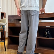 YSL炭灰色刺绣直筒卫裤 高级炭灰调,低调不沉闷,松弛感直接拉满。甄选高密针织面料,手感软糯垂顺,抗皱不易变形,上身丝滑 YSL炭灰色刺绣直筒卫裤 高级炭灰调,低调不沉闷,松弛感直接拉满。甄选高密针织面料,手感软糯垂顺,抗皱不易变形,上身丝滑