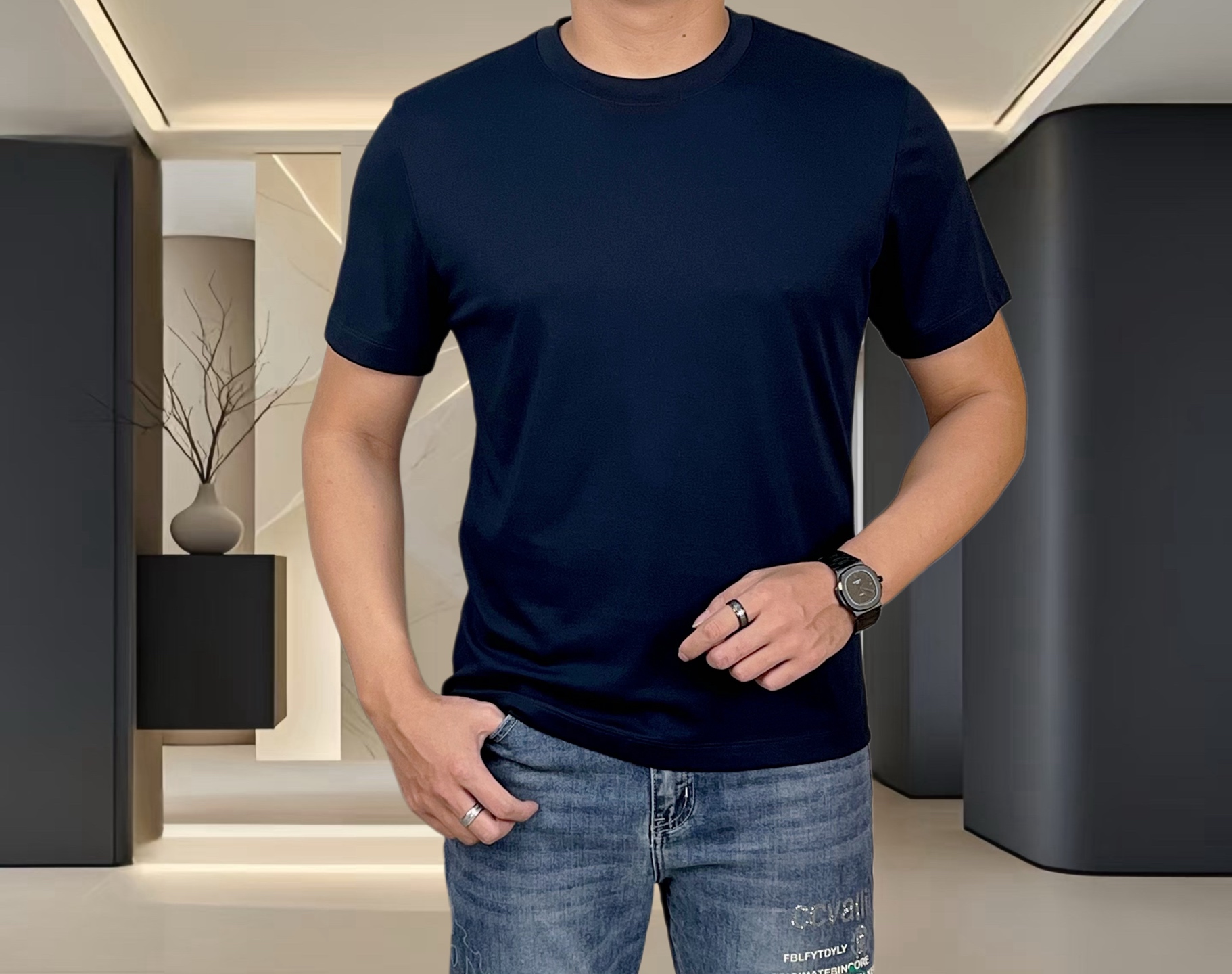 P105  阿玛尼 2026ss春夏潮人网红必备单品，精选进口双丝光棉面料，舒适性与透气性兼优，柔软抗皱弹性和垂性极佳，无论是单穿还是内搭都是帅气十足，吻合了男性实用穿衣习惯，精致logo重工艺设计，追求奢华高贵优雅风范，打造不凡男士品味，都市时尚男尤首选。
尺码：M~4XL(可穿110～200斤）
颜色：黑，白，红，蓝，黄，卡其，深咖，橙，粉，杏，浅灰，宝蓝