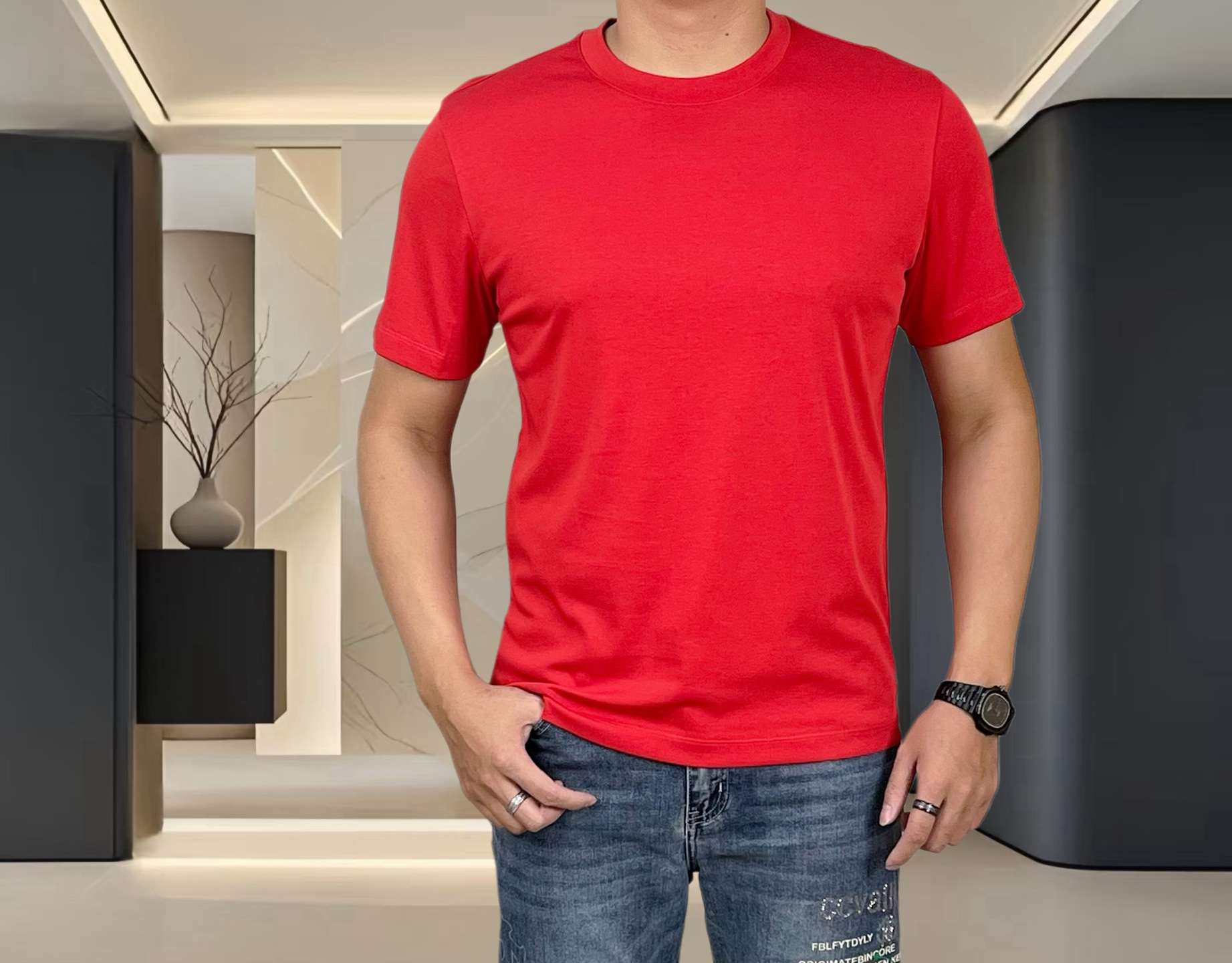 P105  阿玛尼 2026ss春夏潮人网红必备单品，精选进口双丝光棉面料，舒适性与透气性兼优，柔软抗皱弹性和垂性极佳，无论是单穿还是内搭都是帅气十足，吻合了男性实用穿衣习惯，精致logo重工艺设计，追求奢华高贵优雅风范，打造不凡男士品味，都市时尚男尤首选。
尺码：M~4XL(可穿110～200斤）
颜色：黑，白，红，蓝，黄，卡其，深咖，橙，粉，杏，浅灰，宝蓝