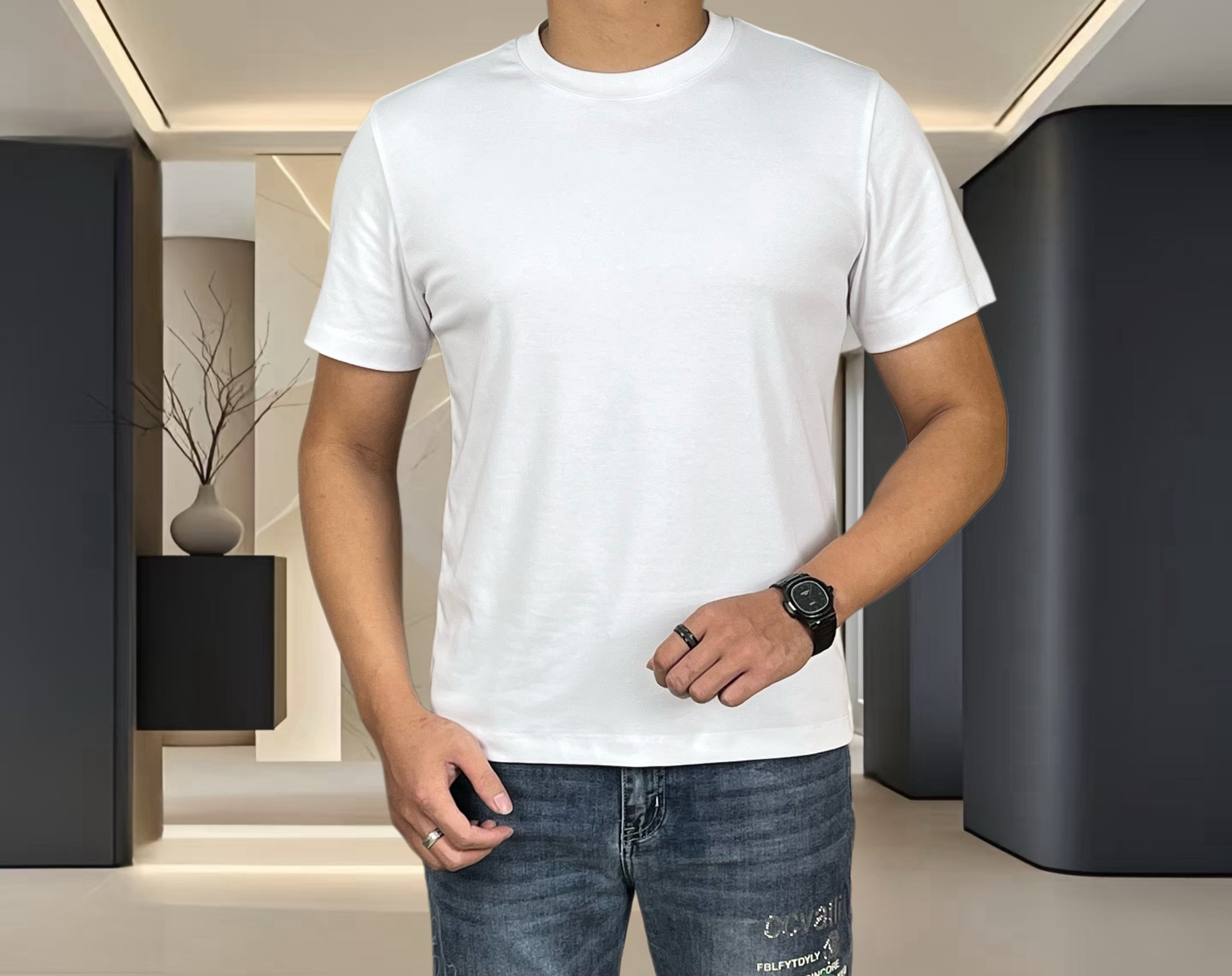 P105  阿玛尼 2026ss春夏潮人网红必备单品，精选进口双丝光棉面料，舒适性与透气性兼优，柔软抗皱弹性和垂性极佳，无论是单穿还是内搭都是帅气十足，吻合了男性实用穿衣习惯，精致logo重工艺设计，追求奢华高贵优雅风范，打造不凡男士品味，都市时尚男尤首选。
尺码：M~4XL(可穿110～200斤）
颜色：黑，白，红，蓝，黄，卡其，深咖，橙，粉，杏，浅灰，宝蓝