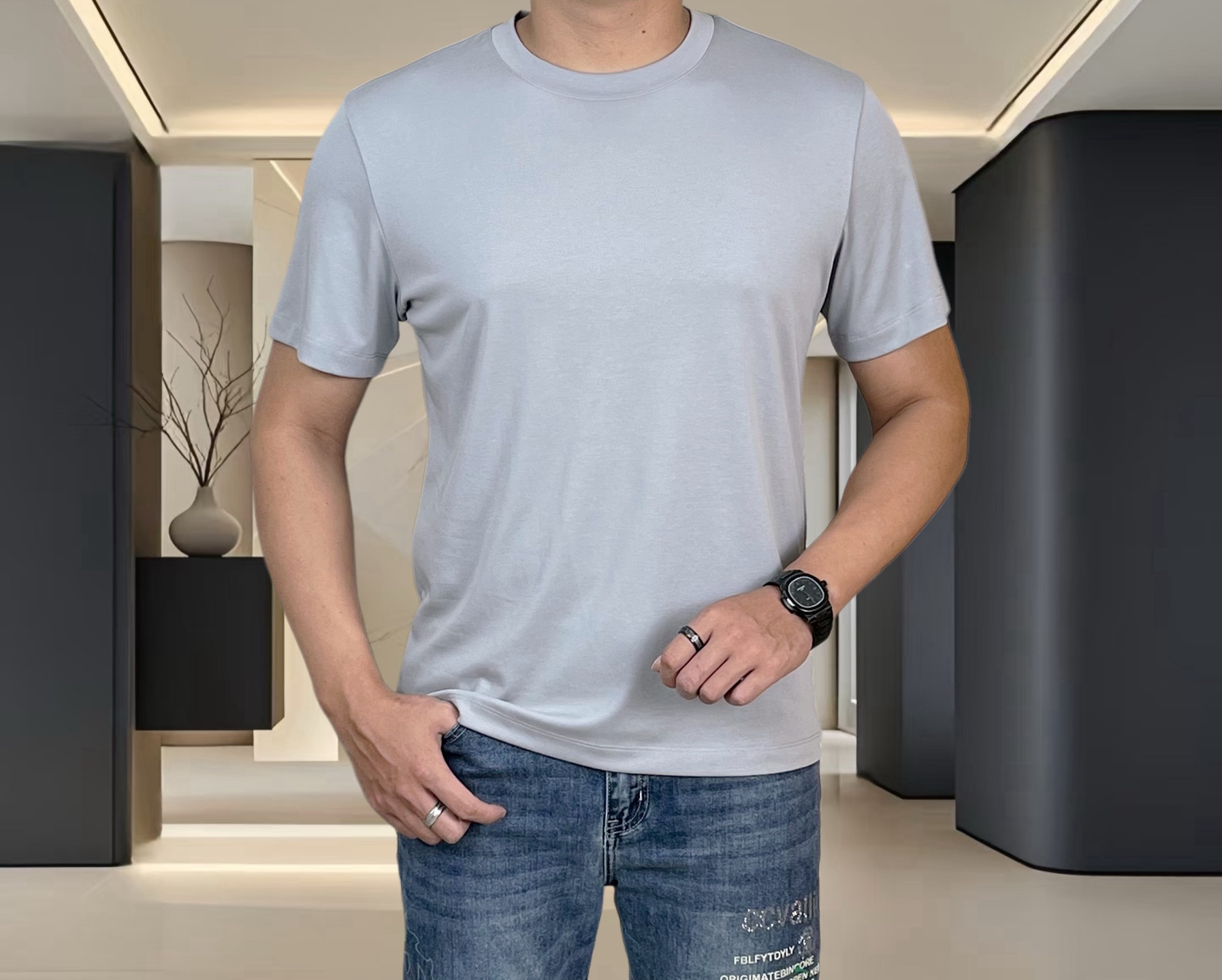 P105  阿玛尼 2026ss春夏潮人网红必备单品，精选进口双丝光棉面料，舒适性与透气性兼优，柔软抗皱弹性和垂性极佳，无论是单穿还是内搭都是帅气十足，吻合了男性实用穿衣习惯，精致logo重工艺设计，追求奢华高贵优雅风范，打造不凡男士品味，都市时尚男尤首选。
尺码：M~4XL(可穿110～200斤）
颜色：黑，白，红，蓝，黄，卡其，深咖，橙，粉，杏，浅灰，宝蓝