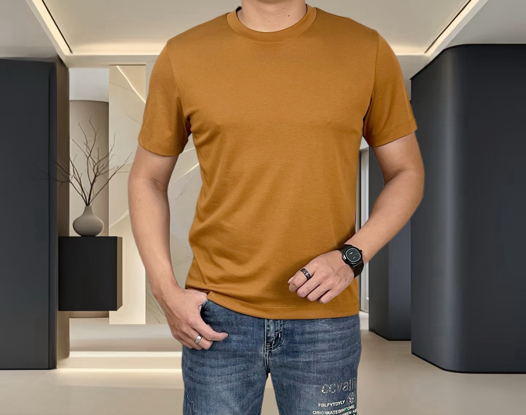 P105  阿玛尼 2026ss春夏潮人网红必备单品，精选进口双丝光棉面料，舒适性与透气性兼优，柔软抗皱弹性和垂性极佳，无论是单穿还是内搭都是帅气十足，吻合了男性实用穿衣习惯，精致logo重工艺设计，追求奢华高贵优雅风范，打造不凡男士品味，都市时尚男尤首选。
尺码：M~4XL(可穿110～200斤）
颜色：黑，白，红，蓝，黄，卡其，深咖，橙，粉，杏，浅灰，宝蓝