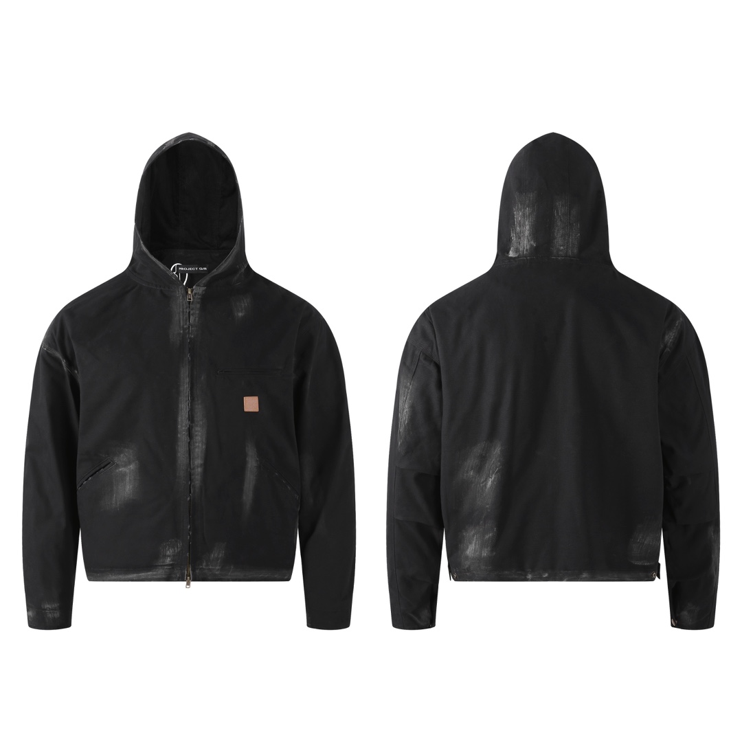 🧸Grailz水洗重磅做旧卡哈特风连帽泥染夹克cleanfit工装棉服男外套💰235 款号：375 码数：1 2 3 颜色：黑色 这个版就是巴黎泥染加上卡哈特的做旧 结合的很巧妙 整件衣服不让人感觉到生硬，而且还很好搭 面料比卡哈特稍软一点 保留了帆布的粗犷感，让人穿起来没有那种磨的感觉 拉链和四合扣都是YKK的 内里格纹夹棉，御寒能力强，南北方随意驾驭 OS版型，男女胖瘦随意驾驭