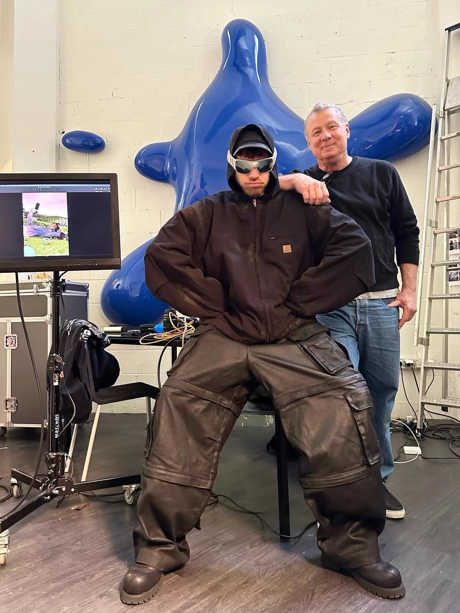 🧸Grailz水洗重磅做旧卡哈特风连帽泥染夹克cleanfit工装棉服男外套p225
款号：375
码数：1 2 3
颜色：黑色
这个版就是巴黎泥染加上卡哈特的做旧
结合的很巧妙
整件衣服不让人感觉到生硬，而且还很好搭
面料比卡哈特稍软一点
保留了帆布的粗犷感，让人穿起来没有那种磨的感觉
拉链和四合扣都是YKK的
内里格纹夹棉，御寒能力强，南北方随意驾驭
OS版型，男女胖瘦随意驾驭