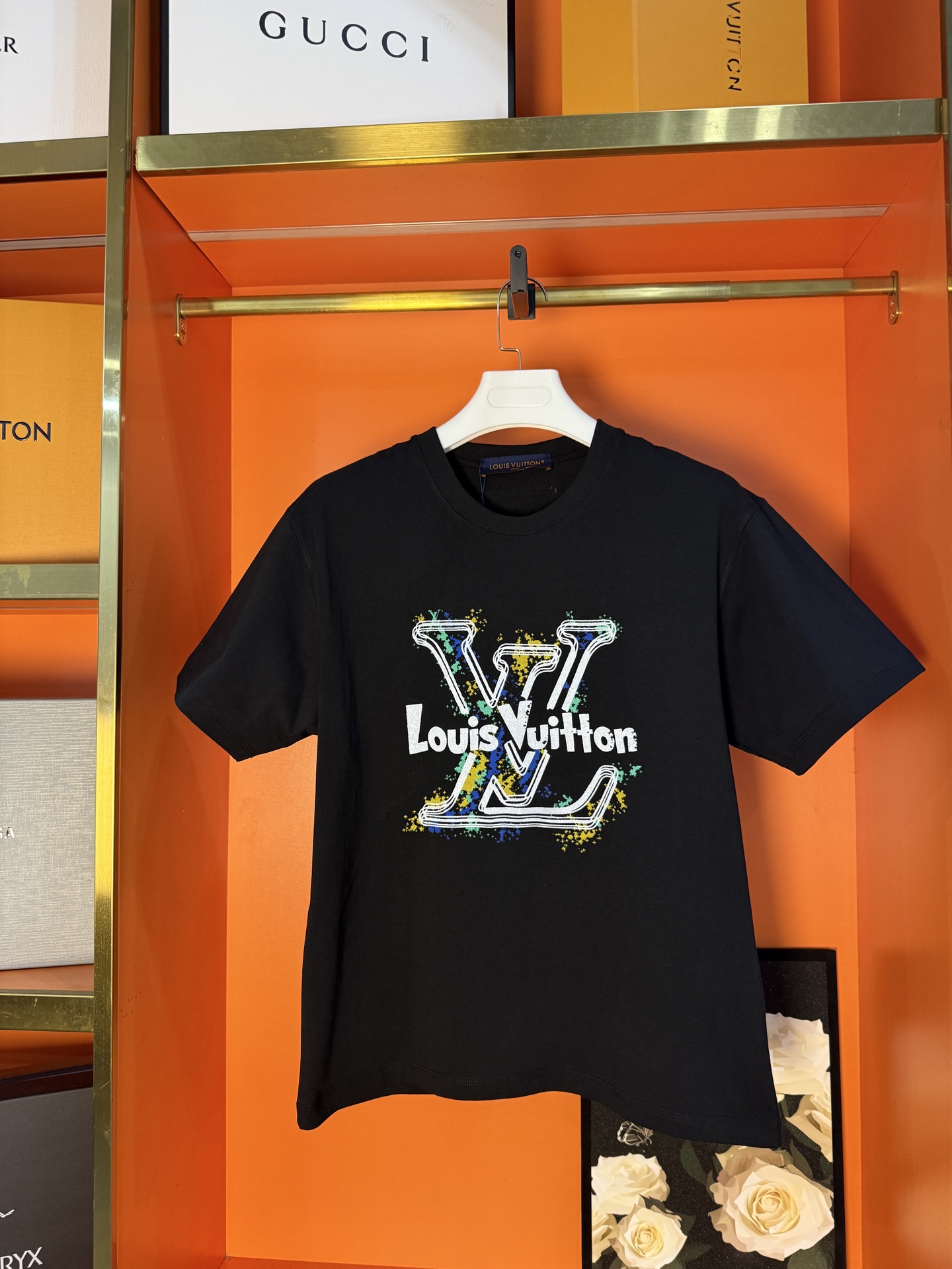 P75 实拍图 顶级版本 Louis Vuitton 路易威登 驴家 #0074 新品同步专柜上架 新款短袖 男女同款 采用320克双纱面料，1*1索罗娜罗纹， 进口数码白墨直喷，3D浮雕效果，更加立体，精度与色彩的盛宴，色彩高清细节，区…