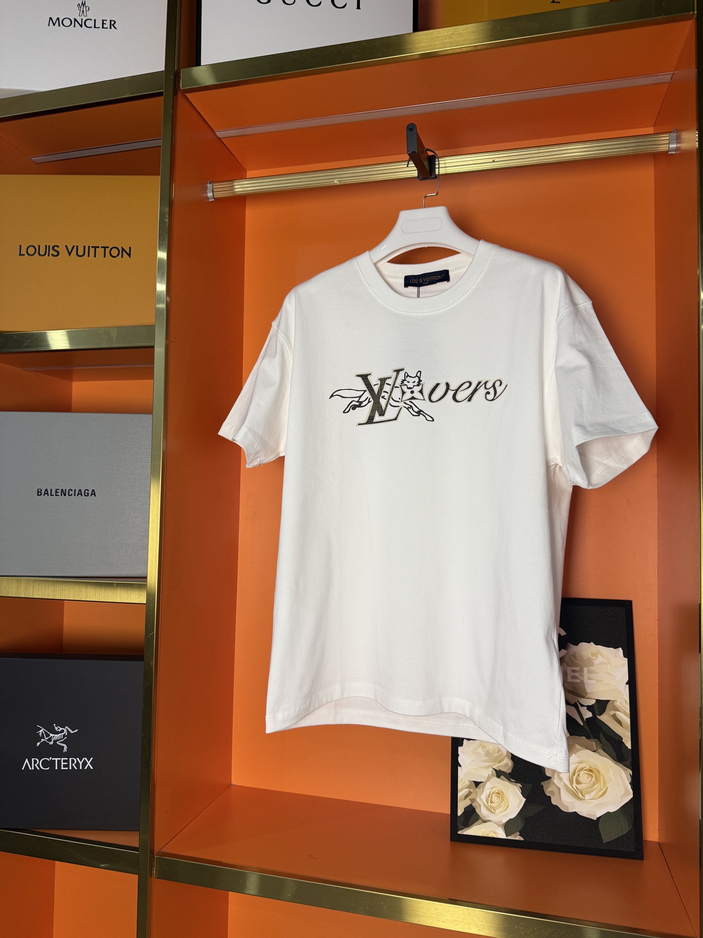 P75 挂拍图 顶级版本 Louis Vuitton 路易威登 驴家 #0008 新品专柜同步专柜上架 新款狐狸字母 采用300克双纱面料，1*1索罗娜罗纹， 进口数码白墨直喷，3D浮雕效果，在时尚与科枝完美交融中，精度与色彩的盛宴，色彩…