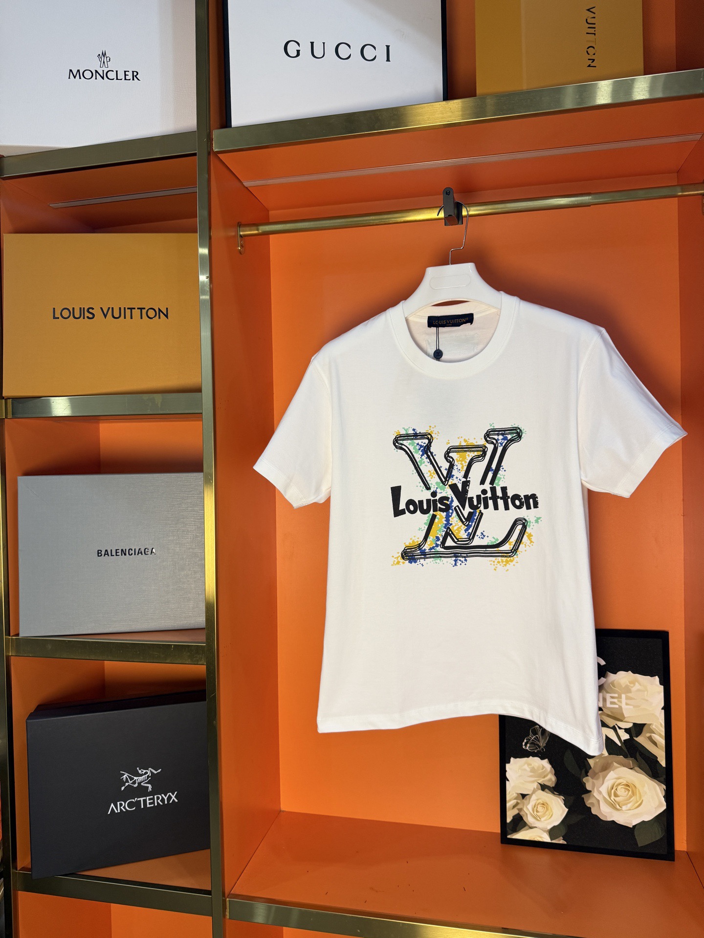P75 实拍图 顶级版本 Louis Vuitton 路易威登 驴家 #0075 新品同步专柜上架 新款短袖 男女同款 采用320克双纱面料，1*1索罗娜罗纹， 进口数码白墨直喷，3D浮雕效果，更加立体，精度与色彩的盛宴，色彩高清细节，区…
