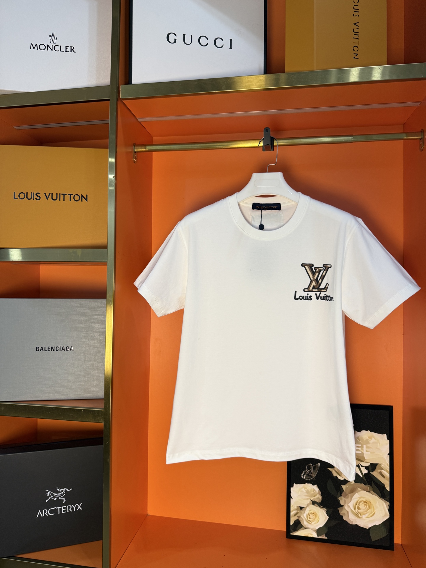 P75 实拍图 顶级版本 Louis Vuitton 路易威登 驴家 #0076 新品同步专柜上架 新款短袖 男女同款 采用320克双纱面料，1*1索罗娜罗纹， 进口数码白墨直喷，3D浮雕效果，更加立体，精度与色彩的盛宴，色彩高清细节，区…