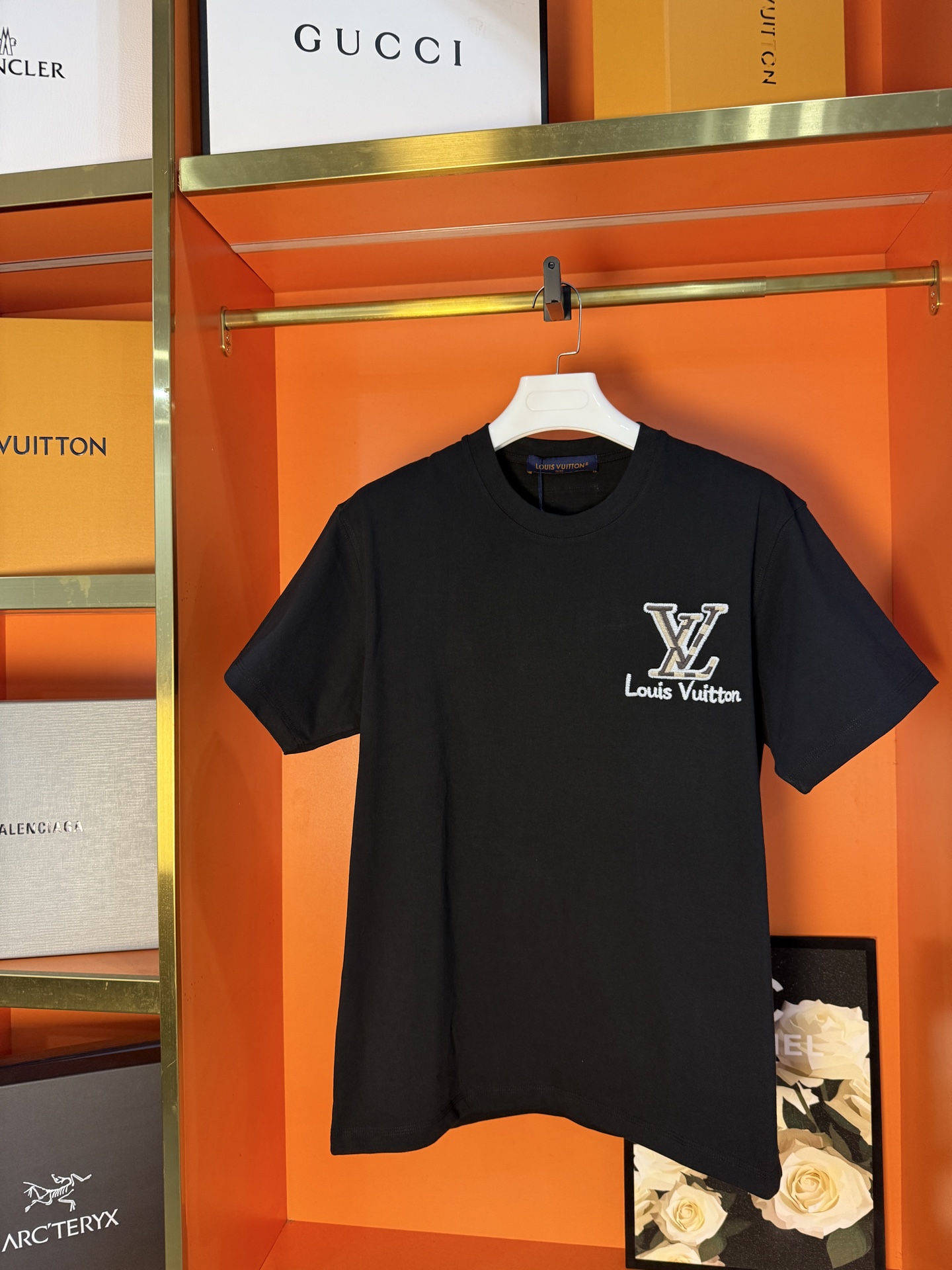 P75 实拍图 顶级版本 Louis Vuitton 路易威登 驴家 #0077 新品同步专柜上架 新款短袖 男女同款 采用320克双纱面料，1*1索罗娜罗纹， 进口数码白墨直喷，3D浮雕效果，更加立体，精度与色彩的盛宴，色彩高清细节，区…