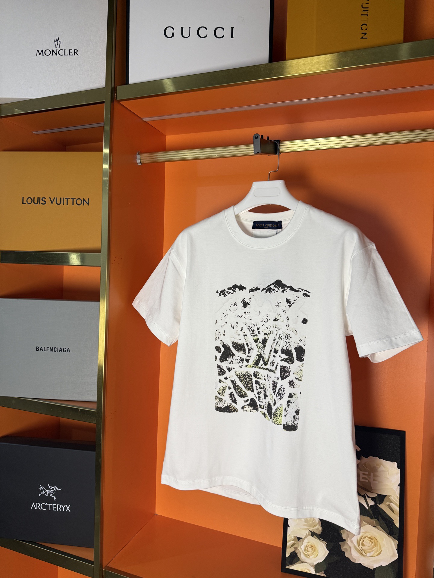 P75 挂拍图 顶级版本 Louis Vuitton 路易威登 驴家 #0009 新品专柜同步专柜上架 滑雪⛷️系列‼️短袖T恤 采用300克双纱面料，1*1索罗娜罗纹， 进口数码白墨直喷，3D浮雕效果，在时尚与科枝完美交融中，精度与色彩…