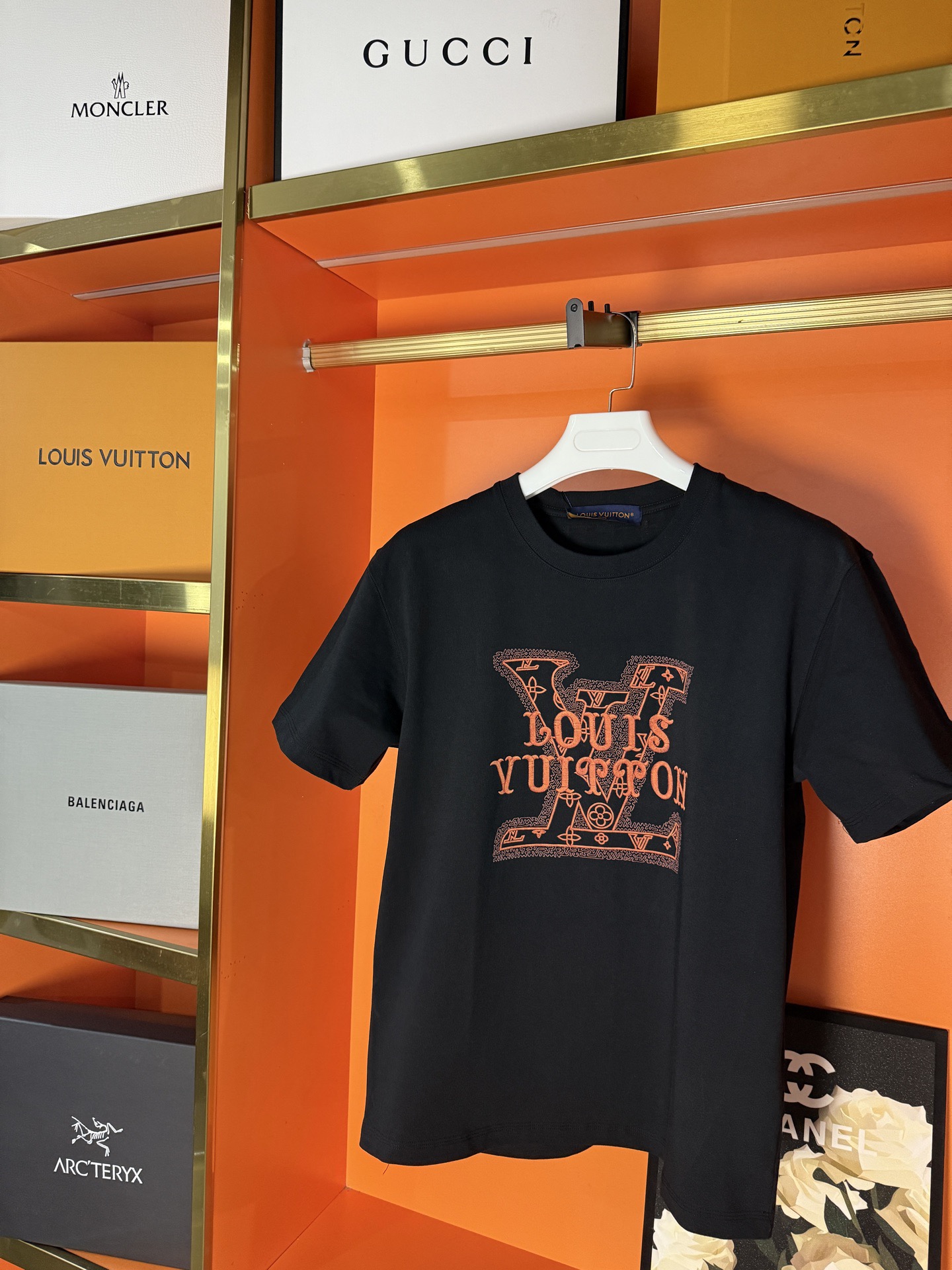 P75 挂拍图 顶级版本 Louis Vuitton 路易威登 驴家 #0010 新品专柜同步专柜上架 🔥🔥爆款 os版型阔版 采用300克双纱面料，1*1索罗娜罗纹， 进口数码白墨直喷，3D浮雕效果，在时尚与科枝完美交融中，精度与色…