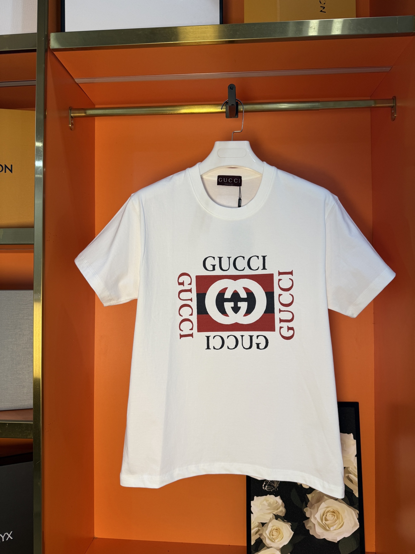 P85实拍图 顶级版本 GUCCI古驰 #0164 春夏款短袖T恤 经典logo图案短袖T恤 男女同款 采用320克双纱面料，1*1索罗娜罗纹， 进口数码白墨直喷，3D浮雕效果，更加立体，精度与色彩的盛宴，色彩高清细节，区别普通胶浆印花更…