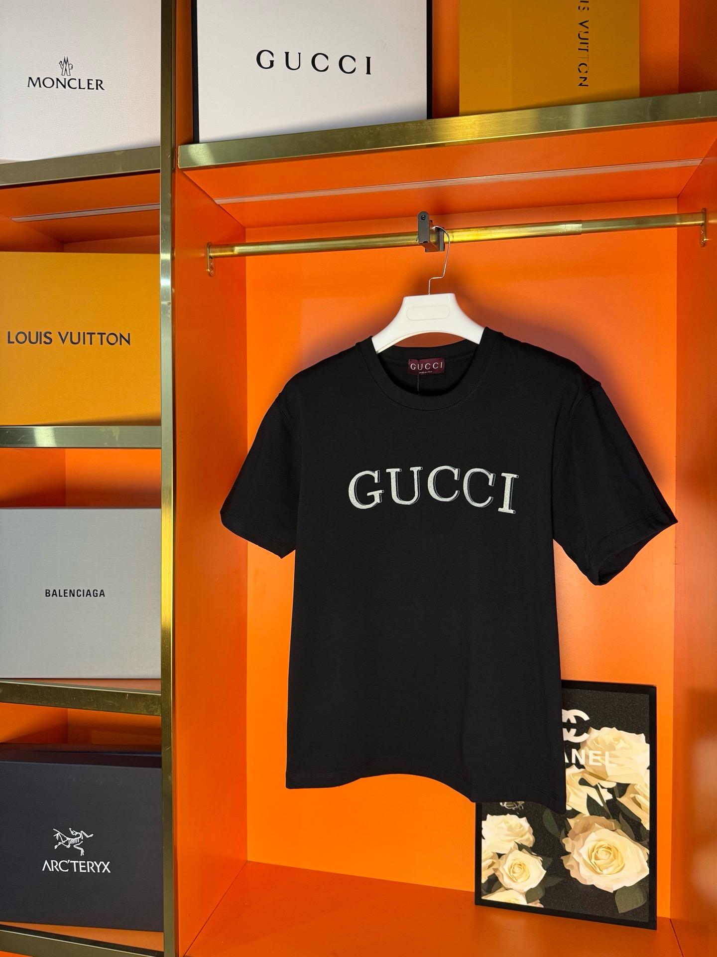 P85 实拍图 顶级版本 GUCCI古驰 #0064 春夏款短袖T恤 经典logo图案短袖T恤 男女同款 采用320克双纱面料，1*1索罗娜罗纹， 进口数码白墨直喷，3D浮雕效果，更加立体，精度与色彩的盛宴，色彩高清细节，区别普通胶浆印花…