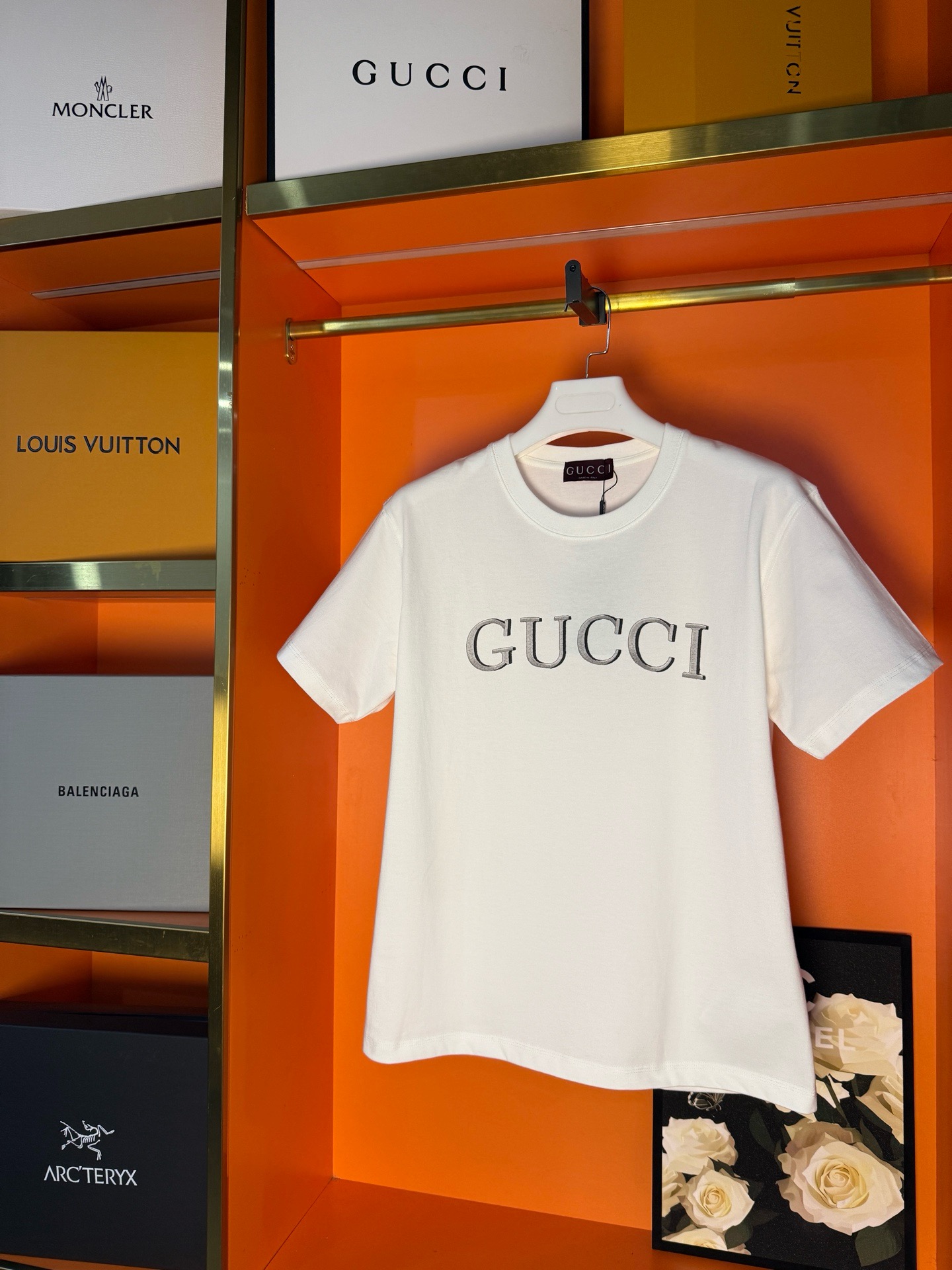 P85 实拍图 顶级版本 GUCCI古驰 #0063 春夏款短袖T恤 经典logo图案短袖T恤 男女同款 采用320克双纱面料，1*1索罗娜罗纹， 进口数码白墨直喷，3D浮雕效果，更加立体，精度与色彩的盛宴，色彩高清细节，区别普通胶浆印花…