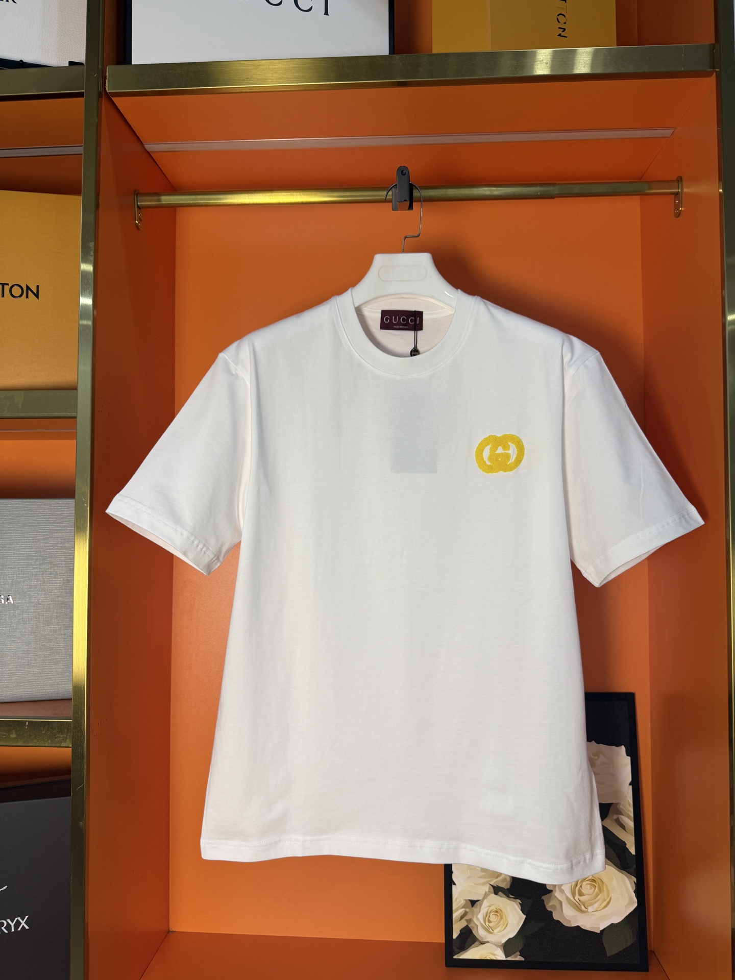 P85 实拍图 顶级版本 GUCCI古驰 #0269 春夏新款 彩色互扣短袖T恤 定制针织棉，毛巾绣工艺 一种传统手工刺绣技术，采用针法进行刺绣通过变换特种机头勾线动作完成，线圈一环扣一环，从而带来毛巾般的质感和效果，面料都经过酵洗，手感…