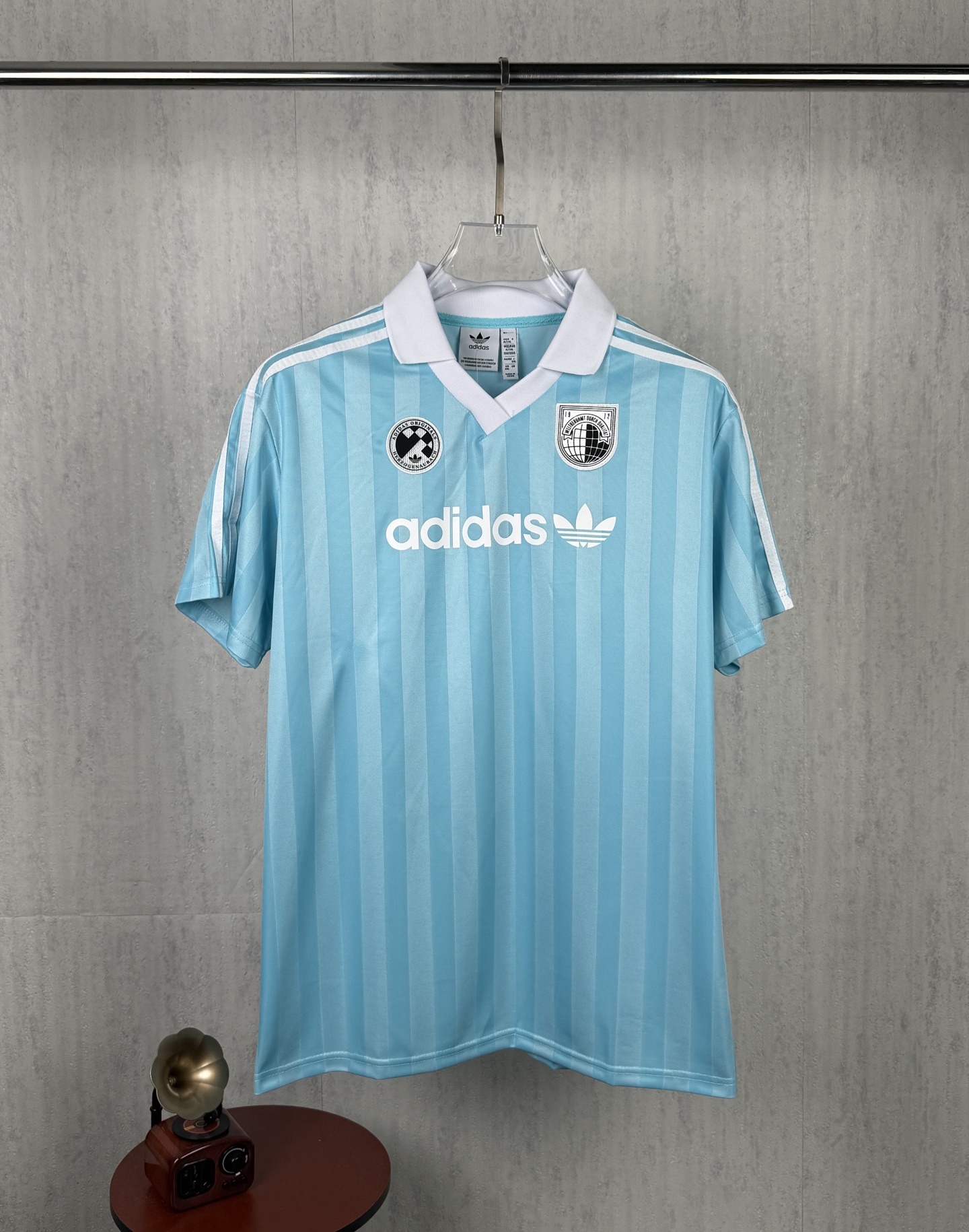P90 foto real, versión premium, camiseta Adidas de manga corta #454, camiseta deportiva retro de cuello en V y rayas de…