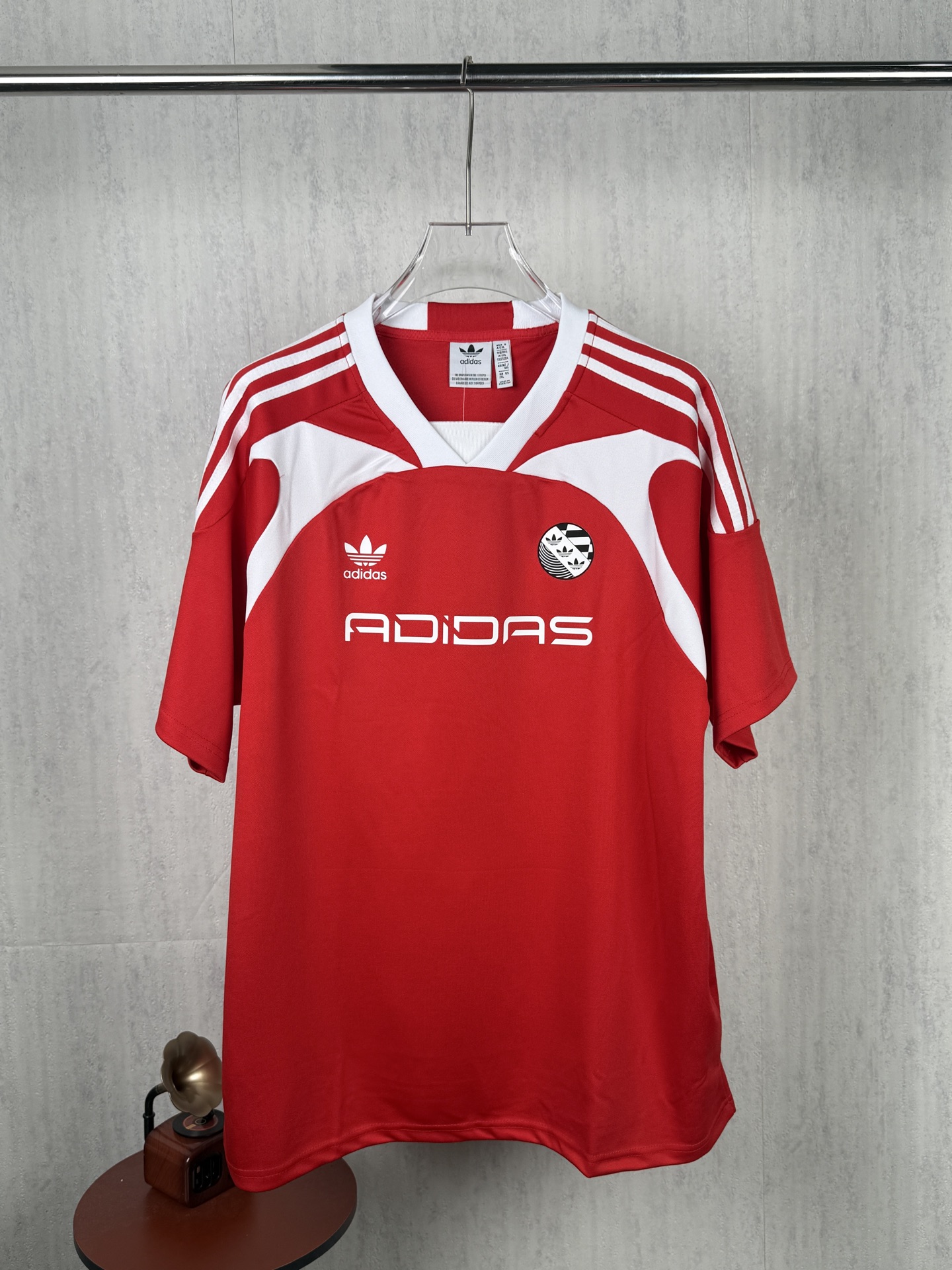 P90 foto real, versión premium, camiseta Adidas de manga corta #0456, camiseta deportiva holgada de trébol. El potencia…