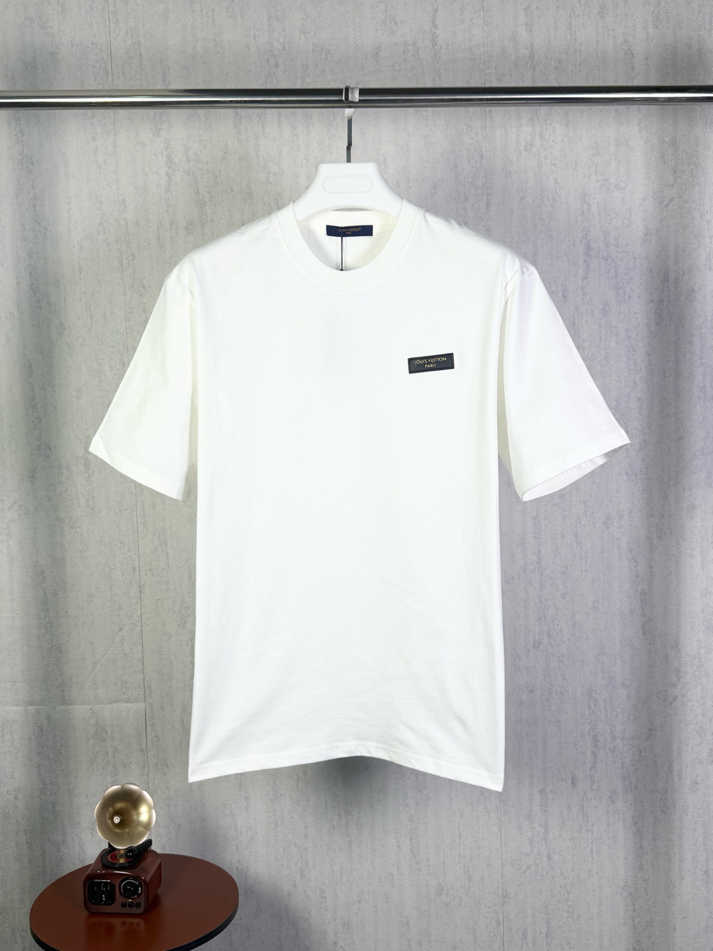 P70 Fotos reales Versión premium Louis Vuitton #0403 Nuevo lanzamiento, última camiseta de cuello redondo de manga cort…