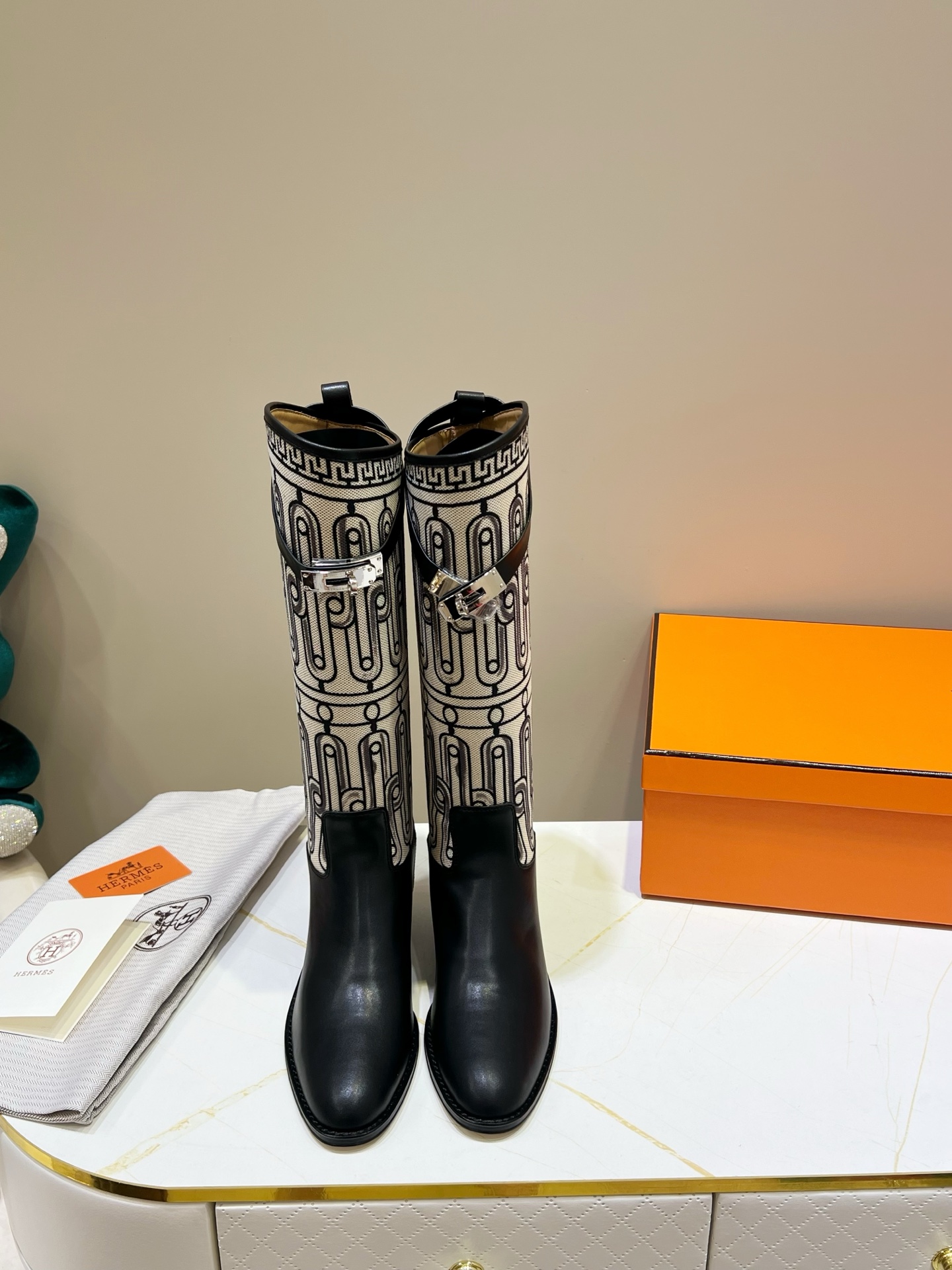 NO:535526,,HERMES Hermes Top version!  Original development, calfskin upper, cowhide inner, cowhide pad, outsole, Italian leather outsole, size 34-42 (Note 34 41, 42 size custom made, no return or exchange) Packaging configuration original packaging!  ,boots,hermes,hermes,boots,cowhide,Leather soles19860909,HERMES 爱马仕 顶级版本！原版开发 鞋面小牛皮  内里牛皮里 牛皮垫 大底意大利真皮大底 码数34-42（注34 41 42码定做 不退换） 包装配置原版包装！,靴子,hermes,hermes,boots,cowhide,Leather soles,Women's Shoes