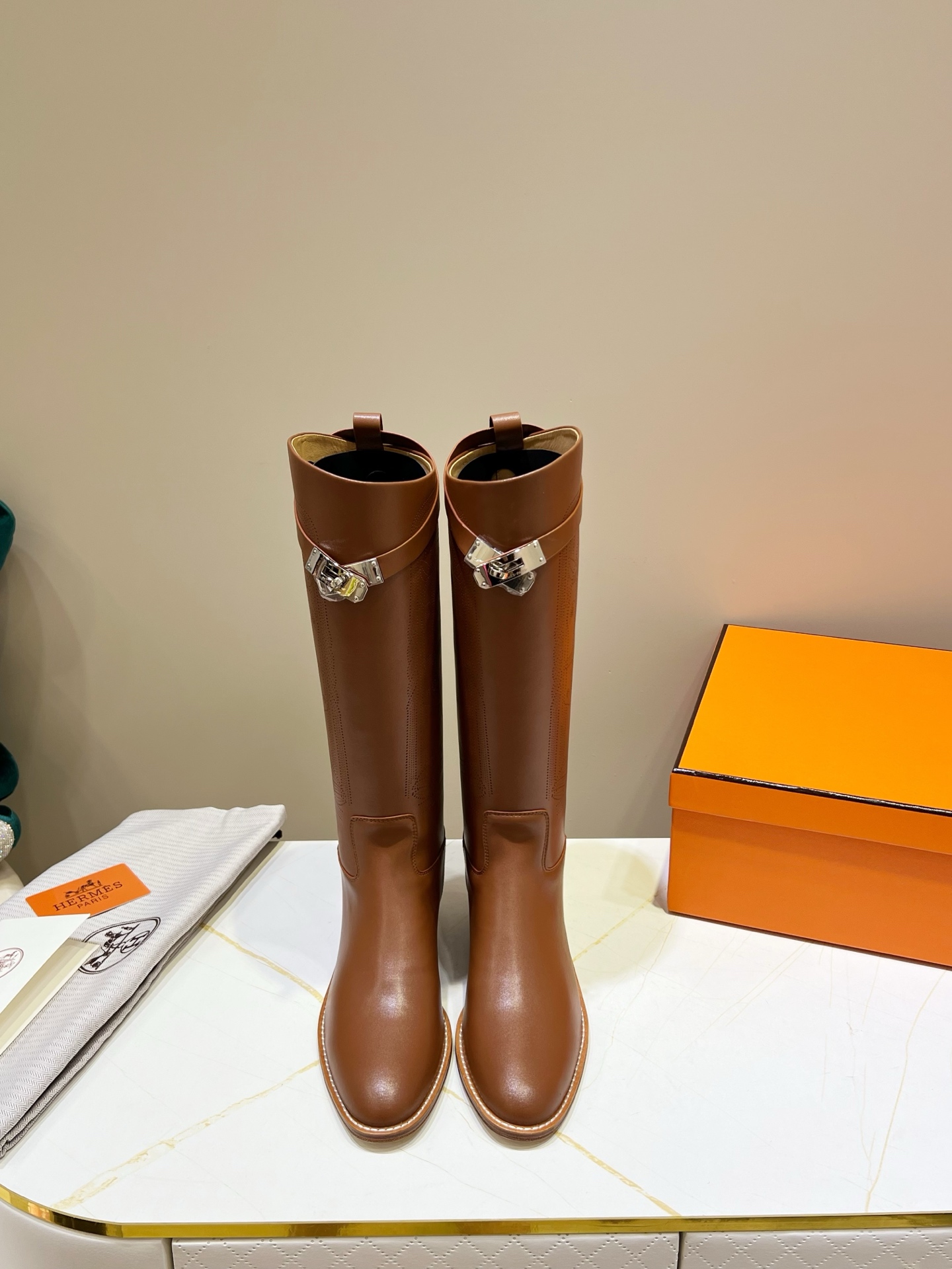 NO:535511,,HERMES Hermes, top version!  Original development, calfskin upper, cowhide inner, cowhide pad, outsole, Italian leather outsole, size 34-42 (Note 34 41, 42 size custom made, no return or exchange) Packaging configuration original packaging!  ,boots,hermes,hermes,boots,cowhide,Leather soles19860909,HERMES 爱马仕,顶级版本！原版开发 鞋面小牛皮  内里牛皮里 牛皮垫 大底意大利真皮大底 码数34-42（注34 41 42码定做 不退换） 包装配置原版包装！,靴子,hermes,hermes,boots,cowhide,Leather soles,Women's Shoes