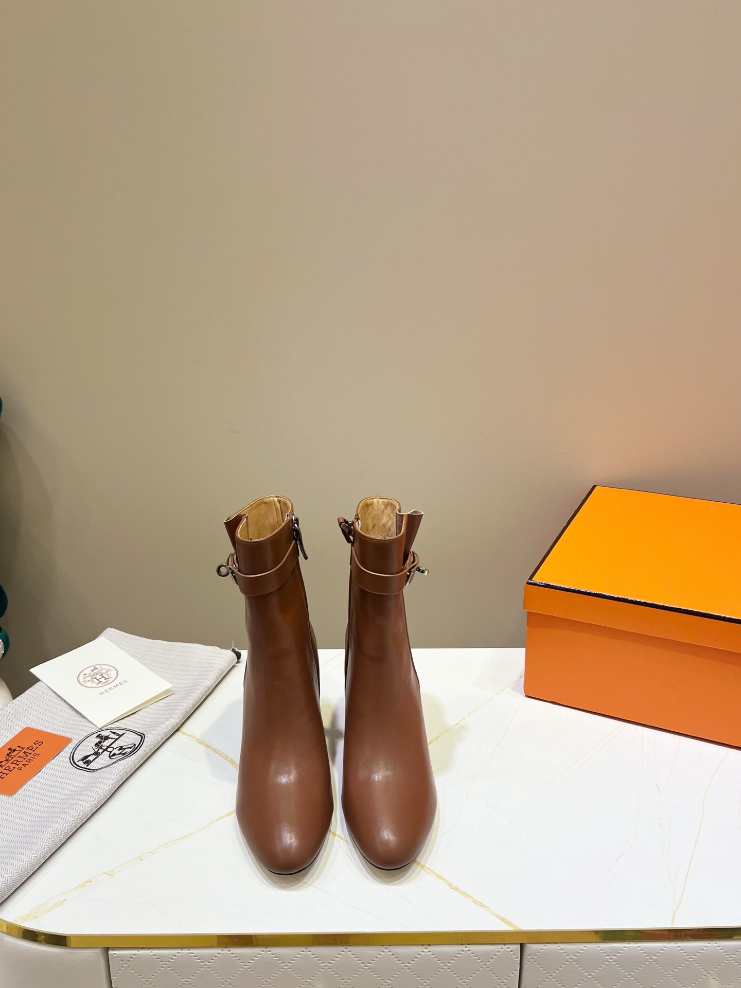 NO:535501,,Hermes Hermes, black and brown spot, genuine leather bottom, top version!  Original development, calfskin upper, cowhide inner, cowhide pad, outsole, Italian leather outsole, heel height 8.5cm, size 34-42 (Note 34 41 42 size customization, no return or exchange) Packaging configuration original packaging!  ,boots,hermes,hermes,boots,cowhide,Leather soles19860909,爱马仕Hermes,黑色棕色现货 真皮大底 顶级版本！原版开发 鞋面小牛皮 内里牛皮里 牛皮垫 大底意大利真皮大底 跟高8.5cm 码数34-42（注 34 41 42码定做 不退换）包装配置原版包装！,靴子,hermes,hermes,boots,cowhide,Leather soles,Women's Shoes