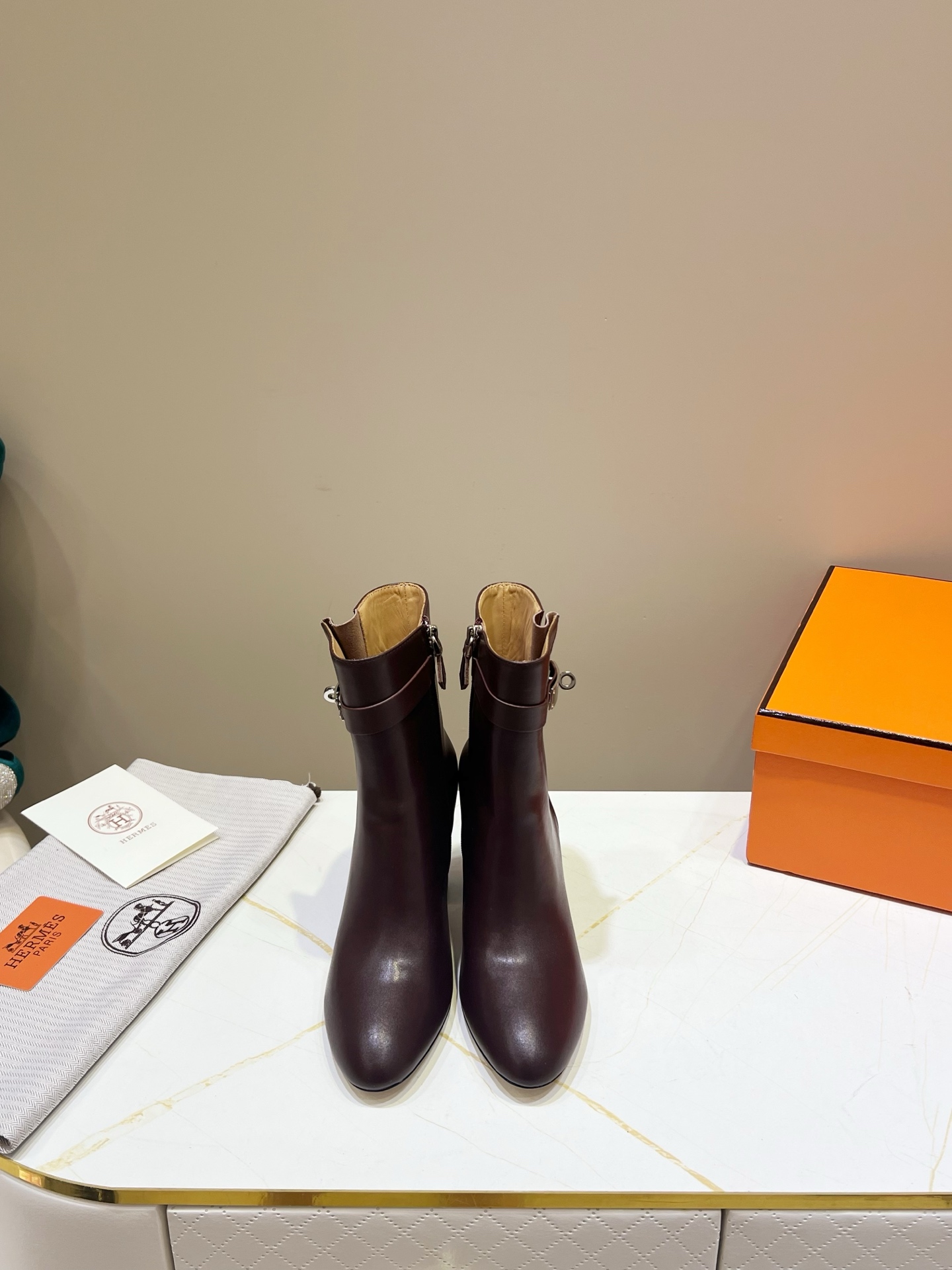 NO:535504,,Hermes Hermes, top version!  Original development, calfskin upper, cowhide inner, cowhide pad, outsole, Italian leather outsole, heel height 8.5cm, size 34-42 (Note 34 41 42 size customization, no return or exchange) Packaging configuration original packaging!  ,boots,hermes,hermes,boots,cowhide,Leather soles19860909,爱马仕Hermes,顶级版本！原版开发 鞋面小牛皮 内里牛皮里 牛皮垫 大底意大利真皮大底 跟高8.5cm 码数34-42（注 34 41 42码定做 不退换）包装配置原版包装！,靴子,hermes,hermes,boots,cowhide,Leather soles,Women's Shoes