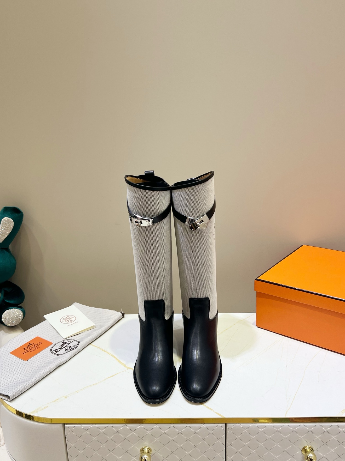 NO:535487,, Hermes top version!  Original development, calfskin upper, cowhide inner, cowhide pad, outsole, Italian leather outsole, size 34-42 (Note 34 41, 42 size custom made, no return or exchange) Packaging configuration original packaging!  ,boots,hermes,boots,cowhide,Leather soles19860909,爱马仕顶级版本！原版开发 鞋面小牛皮  内里牛皮里 牛皮垫 大底意大利真皮大底 码数34-42（注34 41 42码定做 不退换） 包装配置原版包装！,靴子,hermes,boots,cowhide,Leather soles,Women's Shoes