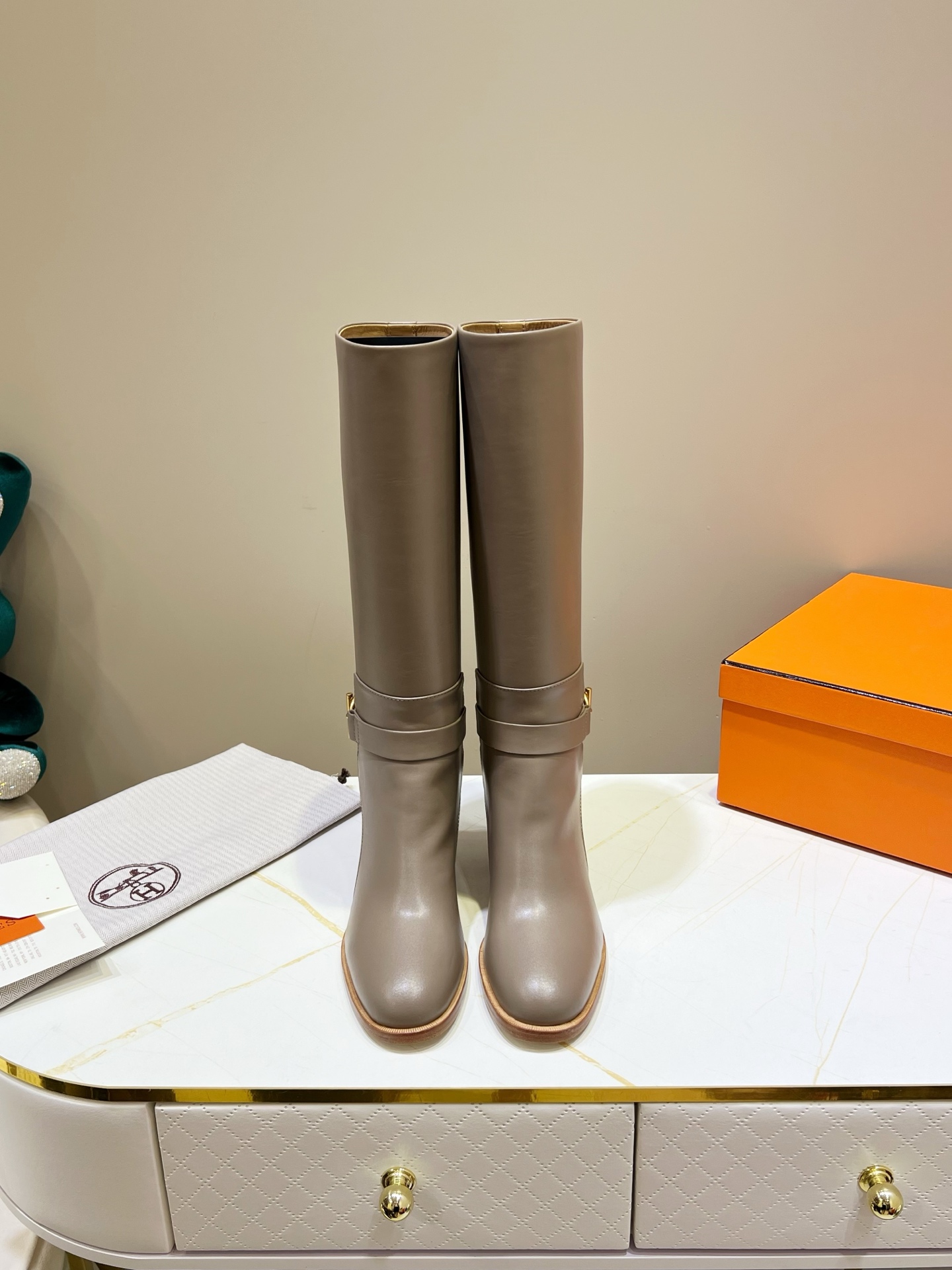 NO:535482,, Hermes classic boots, top version!  Original development, cowhide upper, cowhide inner, cowhide pad, outsole, Italian leather outsole, size 34-42 (Note 34 41, custom made in size, no return or exchange) Heel height 6cm, packaging configuration original packaging!  ,boots,hermes,boots,cowhide,Leather soles19860909,爱马仕经典长靴,顶级版本！原版开发 鞋面牛皮 内里牛皮里 牛皮垫 大底意大利真皮大底 码数34-42（注34 41 42码定做 不退换） 跟高6cm 包装配置原版包装！,靴子,hermes,boots,cowhide,Leather soles,Women's Shoes