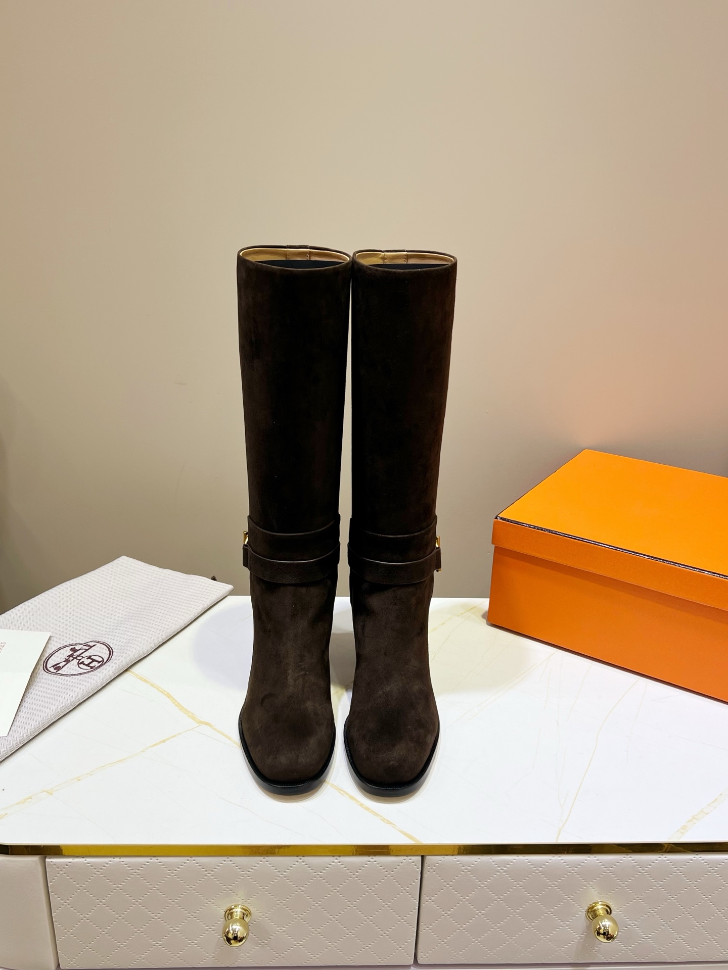 NO:535472,, Hermes classic boots, top version!  Original development, upper Yangjing, inner cowhide, cowhide pad, outsole, Italian genuine leather, outsole, size 34-42 (Note 34 41, customized size 42, no return or exchange) Heel height 6cm, packaging configuration original packaging!  ,boots,hermes,boots,cowhide,sheep,Leather soles19860909,爱马仕经典长靴,顶级版本！原版开发 鞋面羊京 内里牛皮里 牛皮垫 大底意大利真皮大底 码数34-42（注34 41 42码定做 不退换） 跟高6cm 包装配置原版包装！,靴子,hermes,boots,cowhide,sheep,Leather soles,Women's Shoes