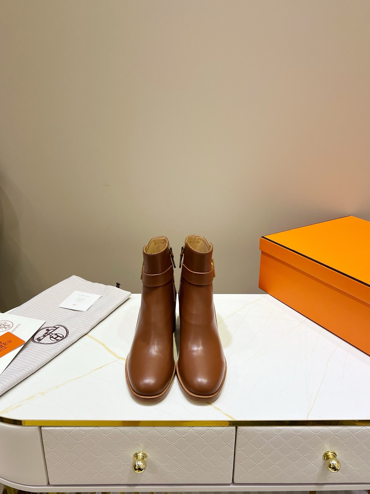 NO:535461,, Hermes classic short boots, top version!  Original development, cowhide upper, cowhide inner, cowhide pad, outsole, Italian leather outsole, size 34-42 (Note 34 41, custom made in size, no return or exchange) Heel height 6cm, packaging configuration original packaging!  ,boots,hermes,boots,cowhide,Leather soles19860909,爱马仕经典短靴,顶级版本！原版开发 鞋面牛皮 内里牛皮里 牛皮垫 大底意大利真皮大底 码数34-42（注34 41 42码定做 不退换） 跟高6cm 包装配置原版包装！,靴子,hermes,boots,cowhide,Leather soles,Women's Shoes