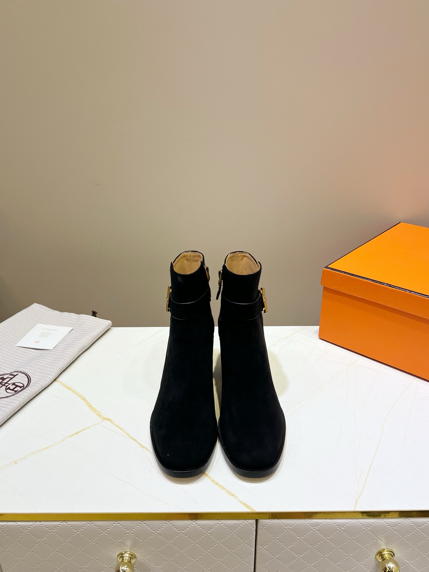 NO:535455,, Hermes classic short boots, top version!  Original development, upper Yangjing, inner cowhide, cowhide pad, outsole, Italian genuine leather, outsole, size 34-42 (Note 34 41, customized size 42, no return or exchange) Heel height 6cm, packaging configuration original packaging!  ,boots,hermes,boots,cowhide,sheep,Leather soles19860909,爱马仕经典短靴,顶级版本！原版开发 鞋面羊京 内里牛皮里 牛皮垫 大底意大利真皮大底 码数34-42（注34 41 42码定做 不退换） 跟高6cm 包装配置原版包装！,靴子,hermes,boots,cowhide,sheep,Leather soles,Women's Shoes