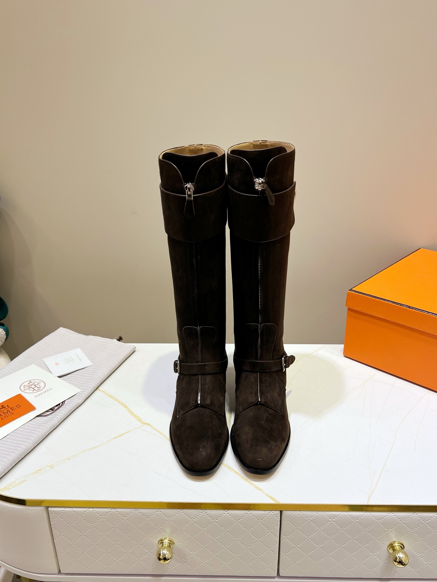 NO:535490,, Hermes classic boots top version!  Original development, upper Yangjing, inner cowhide, cowhide pad, outsole, Italian genuine leather, outsole, size 34-42 (Note 34 41, 42 size custom made, no return or exchange) Packaging configuration original packaging!  ,boots,hermes,boots,cowhide,sheep,Leather soles19860909,爱马仕经典长靴顶级版本！原版开发 鞋面羊京 内里牛皮里 牛皮垫 大底意大利真皮大底 码数34-42（注34 41 42码定做 不退换） 包装配置原版包装！,靴子,hermes,boots,cowhide,sheep,Leather soles,Women's Shoes