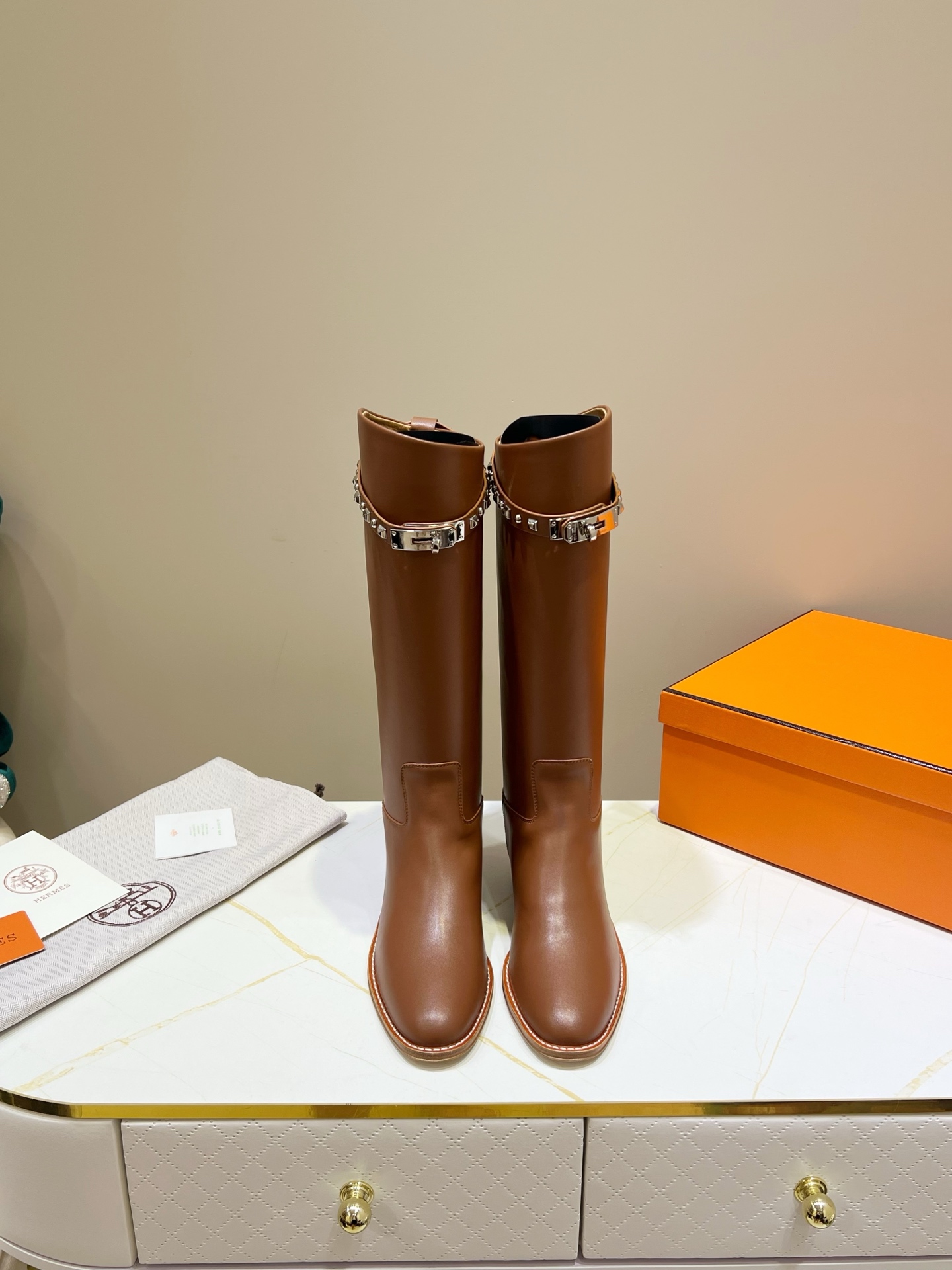 NO:535480,, Hermes classic boots, top version!  Original development, calfskin upper, cowhide inner, cowhide pad, outsole, Italian leather outsole, size 34-42 (Note 34 41, 42 size custom made, no return or exchange) Packaging configuration original packaging!  ,boots,hermes,boots,cowhide,Leather soles19860909,爱马仕经典长靴,顶级版本！原版开发 鞋面小牛皮  内里牛皮里 牛皮垫 大底意大利真皮大底 码数34-42（注34 41 42码定做 不退换） 包装配置原版包装！,靴子,hermes,boots,cowhide,Leather soles,Women's Shoes