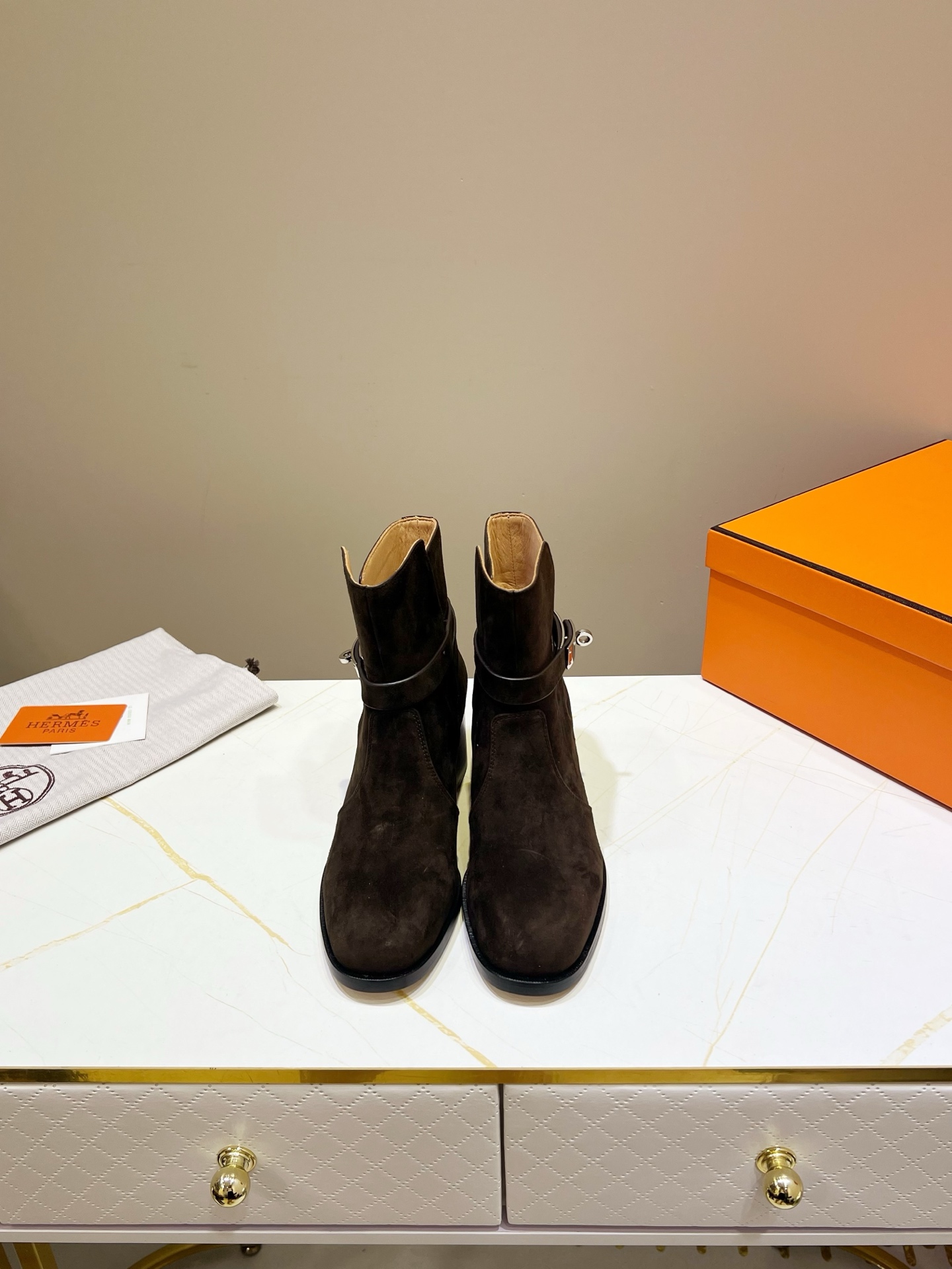 NO:535475,,HERMES Hermes Boots Top Version!  Original development, upper, cowhide lining, cowhide pad, outsole, Italian leather, outsole, size 34-42 (Note 34 41, 42 size custom made, no return or exchange) Packaging configuration, original packaging!  ,boots,hermes,hermes,boots,cowhide,sheep,Leather soles19860909,HERMES 爱马仕短靴 顶级版本！原版开发 鞋面羊猄 内里牛皮里 牛皮垫 大底意大利真皮大底 码数34-42（注34 41 42码定做 不退换） 包装配置原版包装！,靴子,hermes,hermes,boots,cowhide,sheep,Leather soles,Women's Shoes