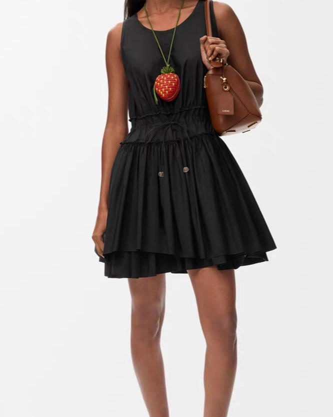 NO:887810,[Love] New style [Love]!  The latest LOE 26NEW three-dimensional pleated design drawstring waist vest dress. Color white, black. Size XS SML.,,loewe,skirts,19860909[爱心]新款[爱心]！最新 LOE 26NEW 立体褶裥设计感抽绳收腰背心连衣裙.颜色白、黑.尺码XS SML.,,loewe,skirts,,Women's clothing
