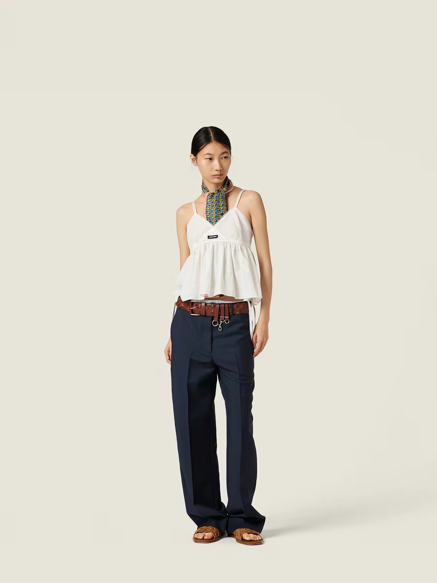 NO:898722,[Love] New style [Love]! The latest MIU 26NEW hollow embroidered V-neck lace halter top. Size XS SML.P,,miumiu,19860909[爱心]新款[爱心]!最新MIU 26NEW 镂空刺绣V领花边吊带上衣.尺码XS SML.P,,miumiu,,Women's clothing