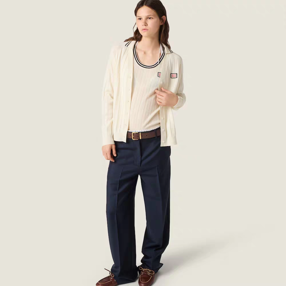 NO:947880,[Love] New style [Love]! The latest MIU 26NEW college style hollow lapel long-sleeved cardigan and vest two-piece set, cardigan + vest. Size SML.,,miumiu,19860909[爱心]新款[爱心]!最新MIU 26NEW 学院风镂空翻领长袖开衫背心两件套,开衫+背心.尺码SML.,,miumiu,,Women's clothing