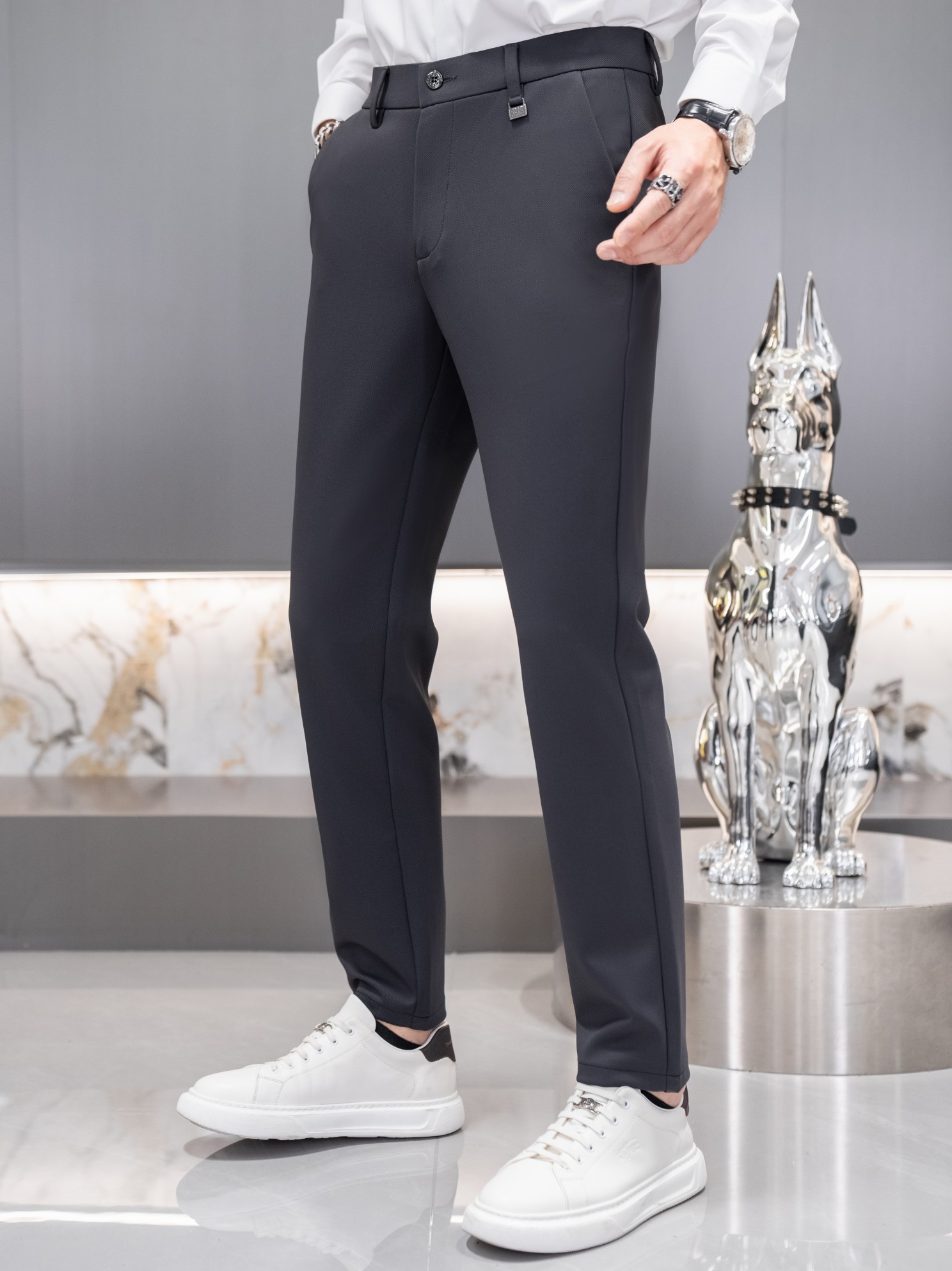 NO:541346,miu miu 2025 new casual pants, released simultaneously on the official website, trouser body craft design, imported customer-supplied auxiliary materials, fabric customization, and OEM products are free of inspection!  Every detail is the ultimate, the original hardware accessories are trendy and stylish, and they are a must-have item for trendy people!  Number of codes 29-38, no 35, miumiu, alexander wang19860909miu miu 2025新品休闲裤,官网同步发售,裤身工艺设计,进口客供辅料、面料定制,代工厂出品免检！每个细节做到极致,原版五金配件,潮范十足、上身有型帅气,潮人必备单品！ 码数29-38,无35,,miumiu,alexander wang,Men's clothing