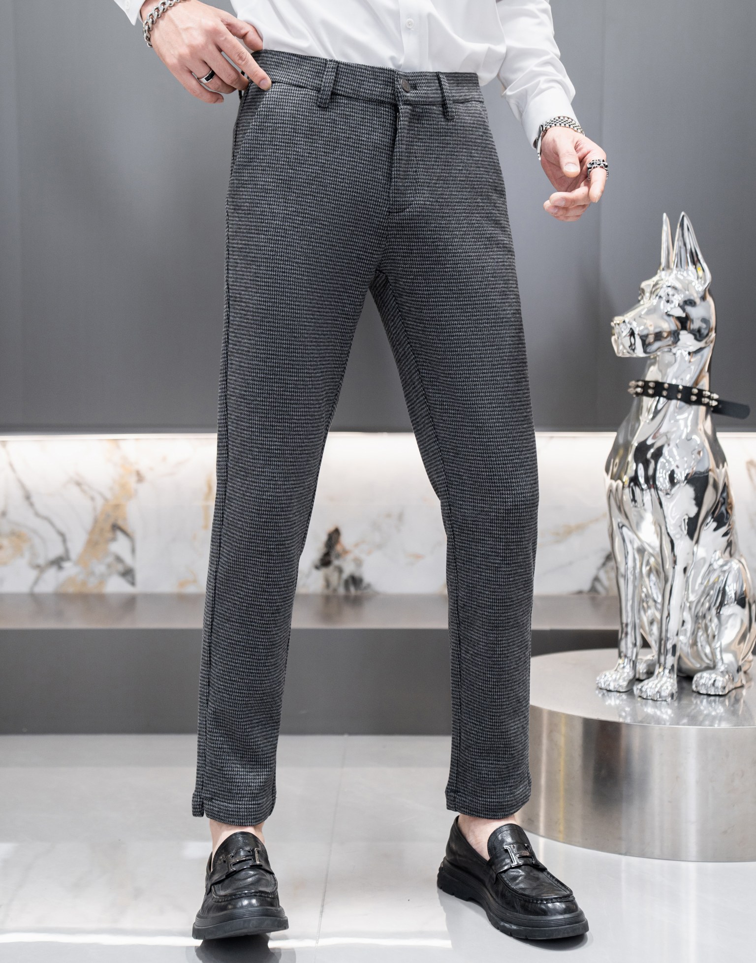 NO:541336,T F 2025 new casual pants, released simultaneously on the official website, trouser body craft design, imported customer-supplied auxiliary materials, fabric customization, and OEM products are free of inspection!  Every detail is the ultimate, the original hardware accessories are trendy and stylish, and they are a must-have item for trendy people!  Number of codes 29-38, no 35, alexander wang19860909T F 2025新品休闲裤,官网同步发售,裤身工艺设计,进口客供辅料、面料定制,代工厂出品免检！每个细节做到极致,原版五金配件,潮范十足、上身有型帅气,潮人必备单品！ 码数29-38,无35,,alexander wang,Men's clothing