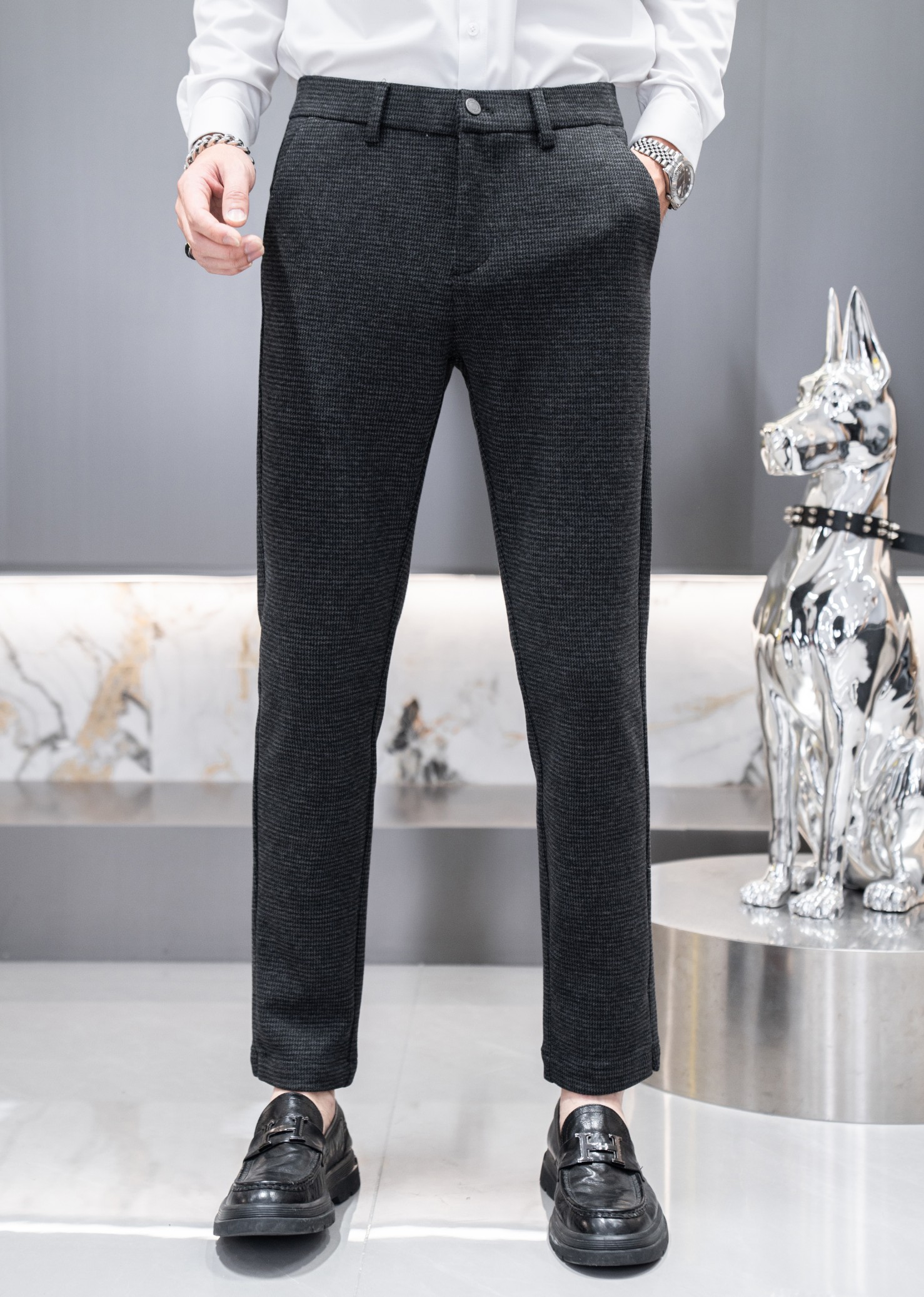 NO:541339,TF 2025 new casual pants, released simultaneously on the official website, trouser body craft design, imported customer-supplied auxiliary materials, fabric customization, and OEM products are free of inspection!  Every detail is the ultimate, the original hardware accessories are trendy and stylish, and they are a must-have item for trendy people!  Number of codes 29-38, no 35,,tom ford,alexander wang19860909TF 2025新品休闲裤,官网同步发售,裤身工艺设计,进口客供辅料、面料定制,代工厂出品免检！每个细节做到极致,原版五金配件,潮范十足、上身有型帅气,潮人必备单品！ 码数29-38,无35,,tom ford,alexander wang,Men's clothing