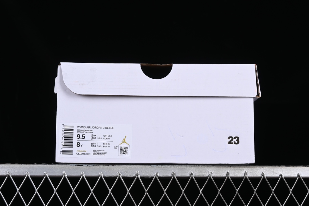 💰190真标💰280公司级💰380纯原
Air Jordan 3 Retro "Off Noir" AJ3 乔3做旧黑水泥 CK9246-001
#鞋身整体以大面积黑色麂皮覆盖,标志性的大象纹也同样得以保留。鞋带孔、鞋舌等细节部分采用水泥灰点缀,整体颜值与AJ3 "黑水泥"十分相似!
#此外在鞋帮、中底部分均已米白色呈现,营造出独特的氧化效果,年代感十足!
尺码:36 36.5 37.5 38 38.5 39 40 40.5 41 42 42.5 43 44 44.5 45 46 47.5 LTE5