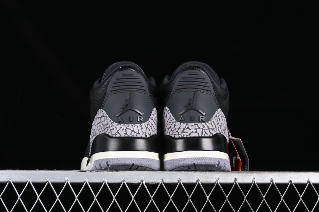 💰190真标💰280公司级💰380纯原
Air Jordan 3 Retro "Off Noir" AJ3 乔3做旧黑水泥 CK9246-001
#鞋身整体以大面积黑色麂皮覆盖,标志性的大象纹也同样得以保留。鞋带孔、鞋舌等细节部分采用水泥灰点缀,整体颜值与AJ3 "黑水泥"十分相似!
#此外在鞋帮、中底部分均已米白色呈现,营造出独特的氧化效果,年代感十足!
尺码:36 36.5 37.5 38 38.5 39 40 40.5 41 42 42.5 43 44 44.5 45 46 47.5 LTE5