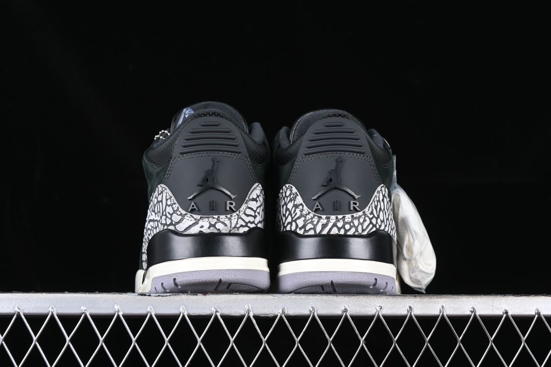 💰190真标💰280公司级💰380纯原💰480顶级
Air Jordan 3 Retro "Off Noir" AJ3 乔3做旧黑水泥 CK9246-001
#鞋身整体以大面积黑色麂皮覆盖,标志性的大象纹也同样得以保留。鞋带孔、鞋舌等细节部分采用水泥灰点缀,整体颜值与AJ3 "黑水泥"十分相似!
#此外在鞋帮、中底部分均已米白色呈现,营造出独特的氧化效果,年代感十足!
尺码:40 40.5 41 42 42.5 43 44 44.5 45 46 47.5 WME5