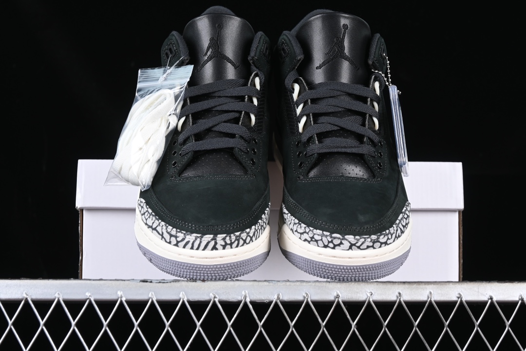 💰190真标💰280公司级💰380纯原💰480顶级
Air Jordan 3 Retro "Off Noir" AJ3 乔3做旧黑水泥 CK9246-001
#鞋身整体以大面积黑色麂皮覆盖,标志性的大象纹也同样得以保留。鞋带孔、鞋舌等细节部分采用水泥灰点缀,整体颜值与AJ3 "黑水泥"十分相似!
#此外在鞋帮、中底部分均已米白色呈现,营造出独特的氧化效果,年代感十足!
尺码:40 40.5 41 42 42.5 43 44 44.5 45 46 47.5 WME5