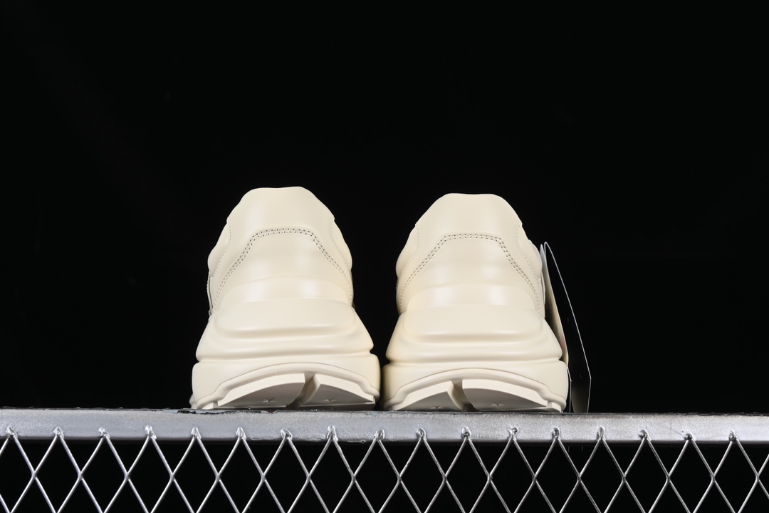 💰600渠道原装订单 Gucci Rhyton Vintage Trainer Sneaker 古驰老爹5D皮革角状复古慢跑鞋 DRW009522
#原装套装配件官方同源 全套专柜包装物及配件 右脚鞋舌和外盒标嵌入核心防伪芯片装置
#意大利手工代工厂原楦 原面小牛皮,内里小羊皮同源出厂定制真丝绸防尘鞋套袋
#原装雪梨形超软沙绒纸团 细节制造精品 专柜一致双透明贴标,尺码+长度。说明书单独贴附在外盒标上
#原装代工底厂数据复模,配比还原度98%,回弹MD中底,加耐磨TPR耐磨外底(抗磨缓震)
尺码:35 36 37 38 39 40 41 42 43 44 MBJ0